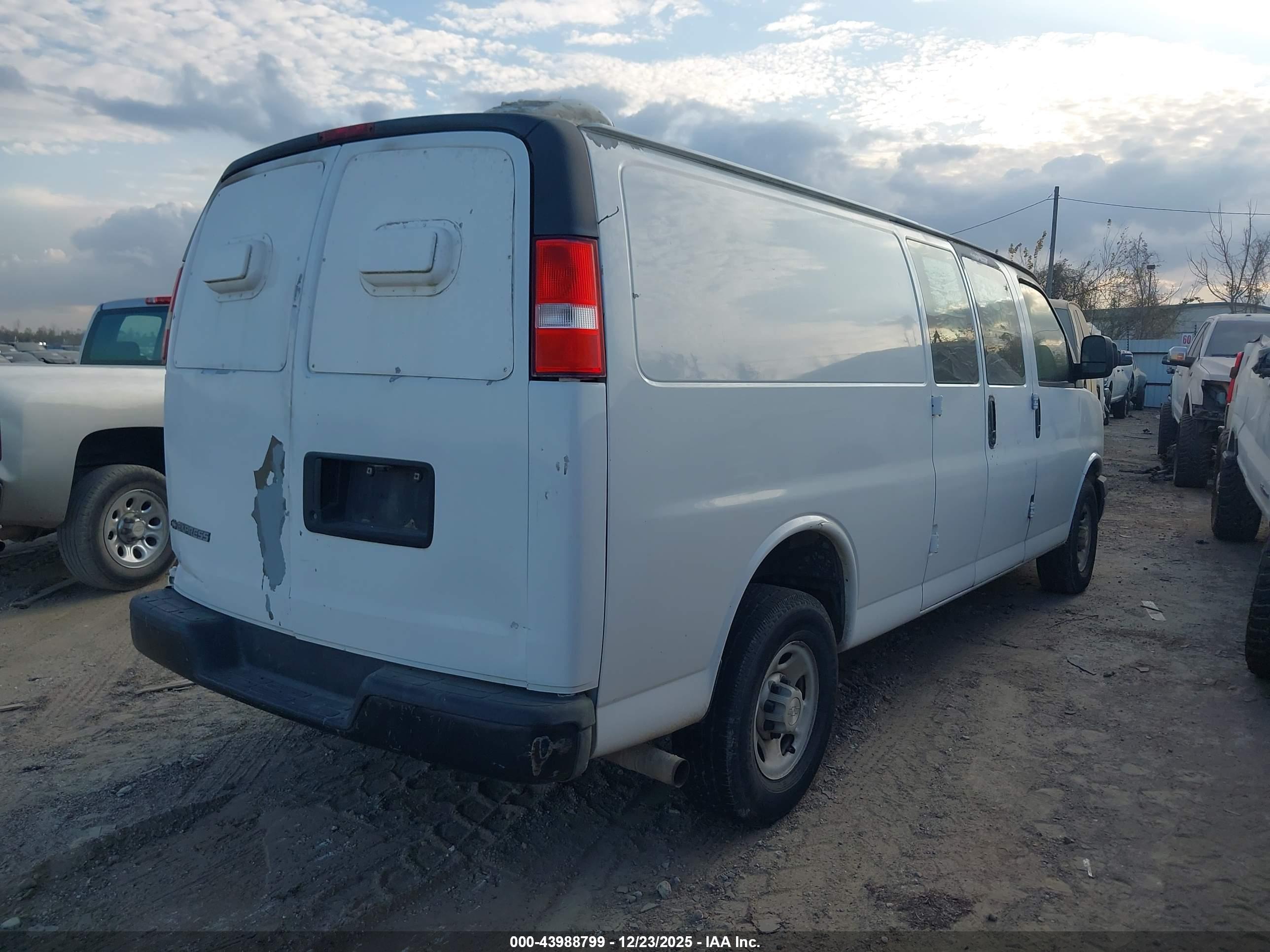 CHEVROLET EXPRESS image 4