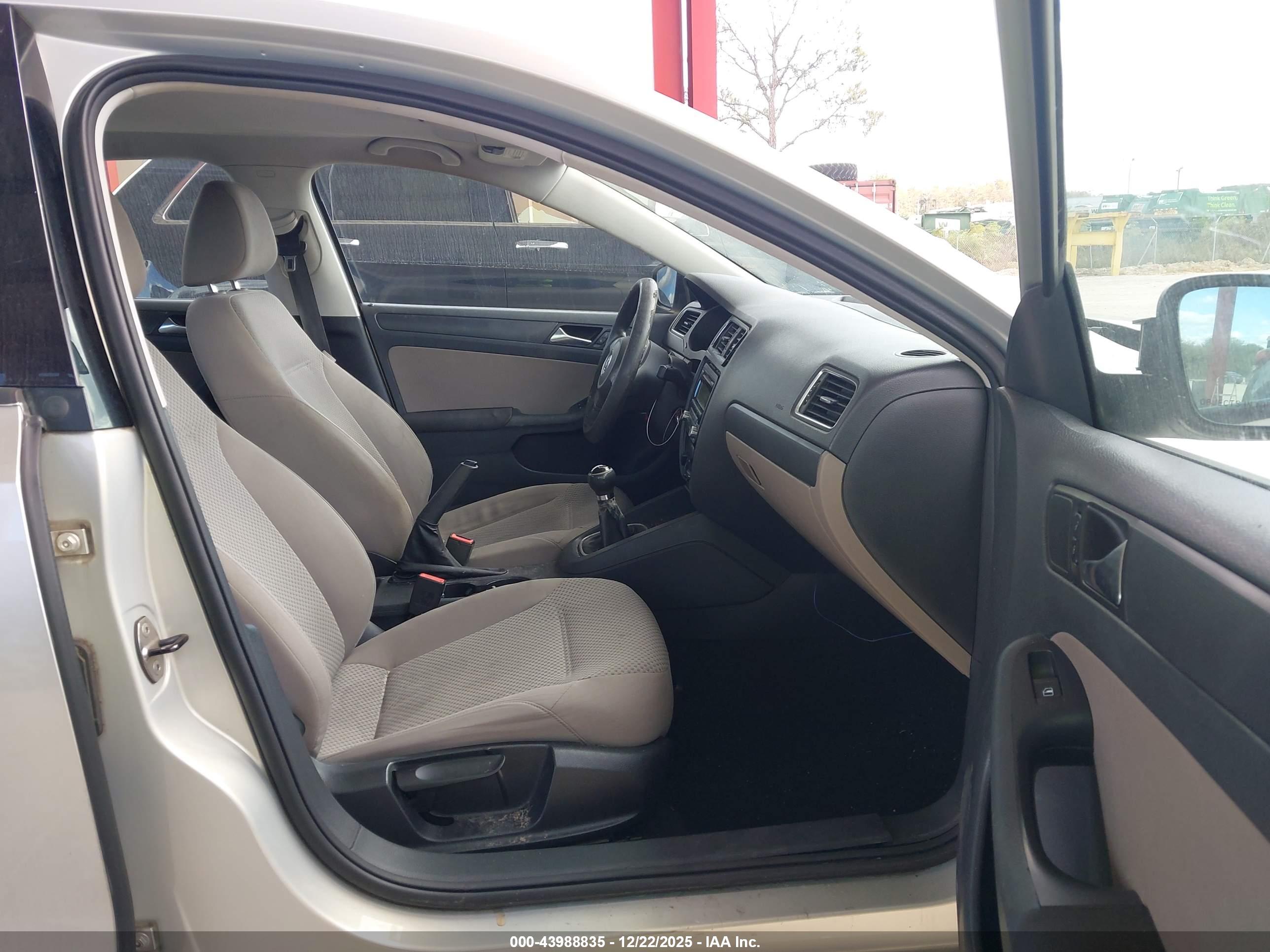 VOLKSWAGEN JETTA image 5
