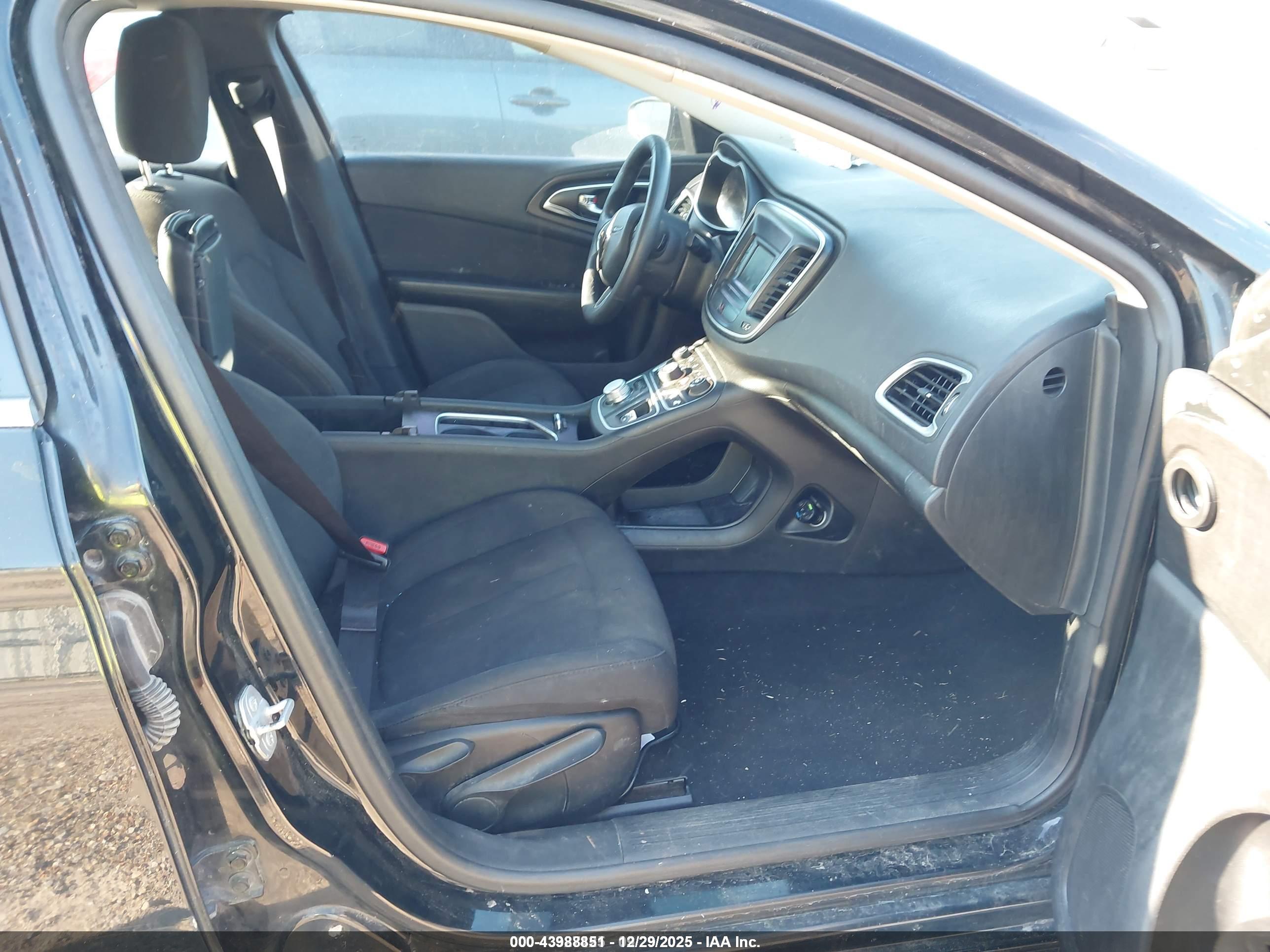 CHRYSLER 200 image 5
