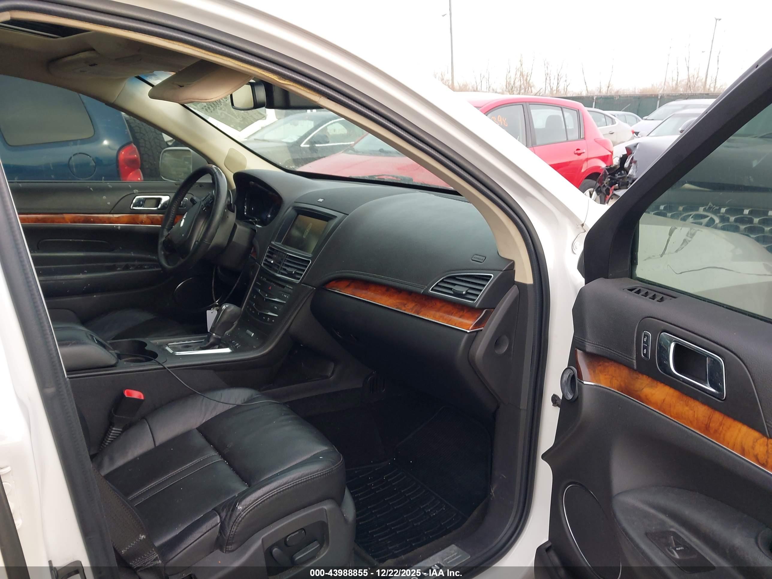 LINCOLN MKT image 5