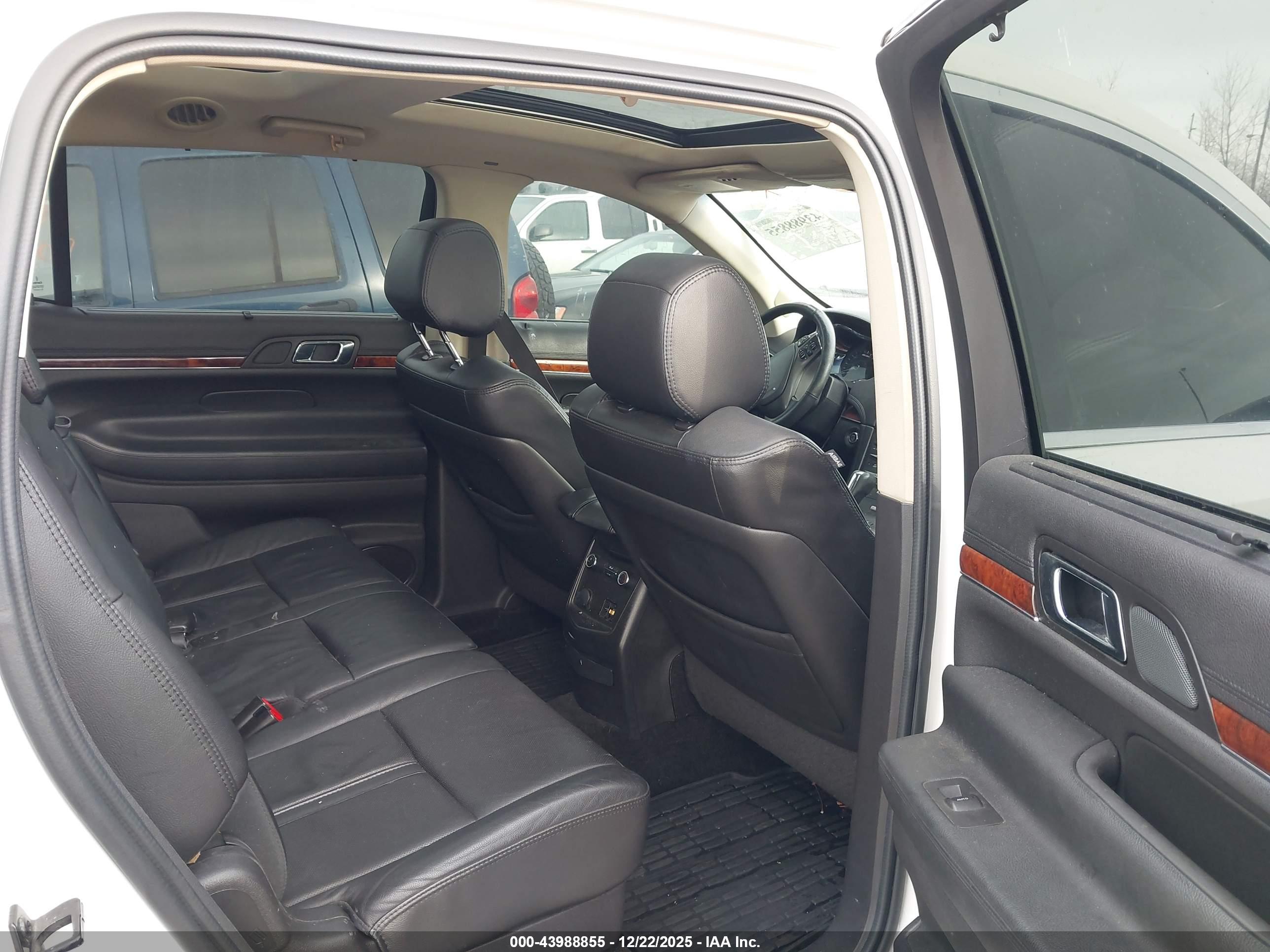 LINCOLN MKT image 8