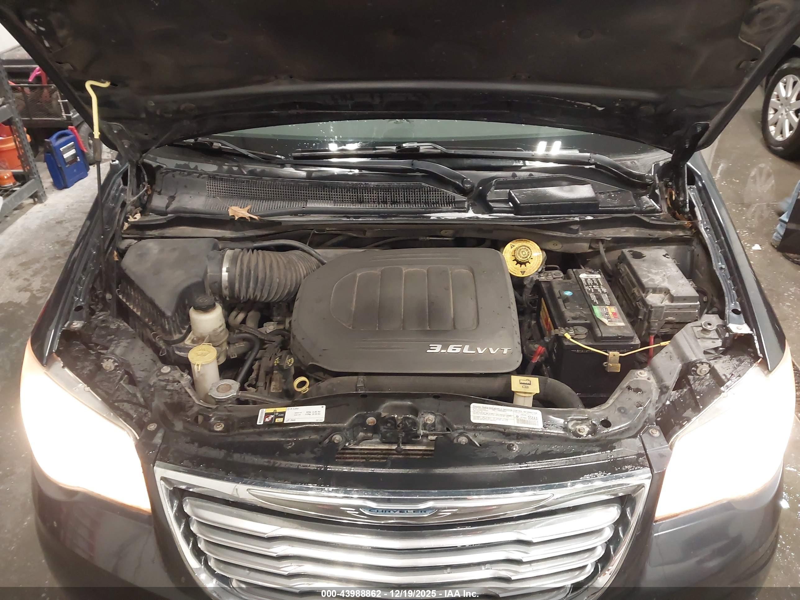 CHRYSLER TOWN image 10