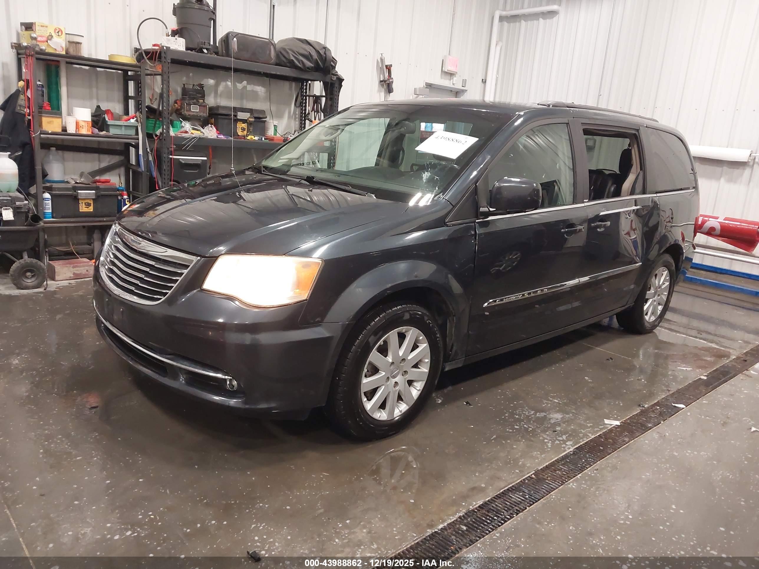 CHRYSLER TOWN image 2