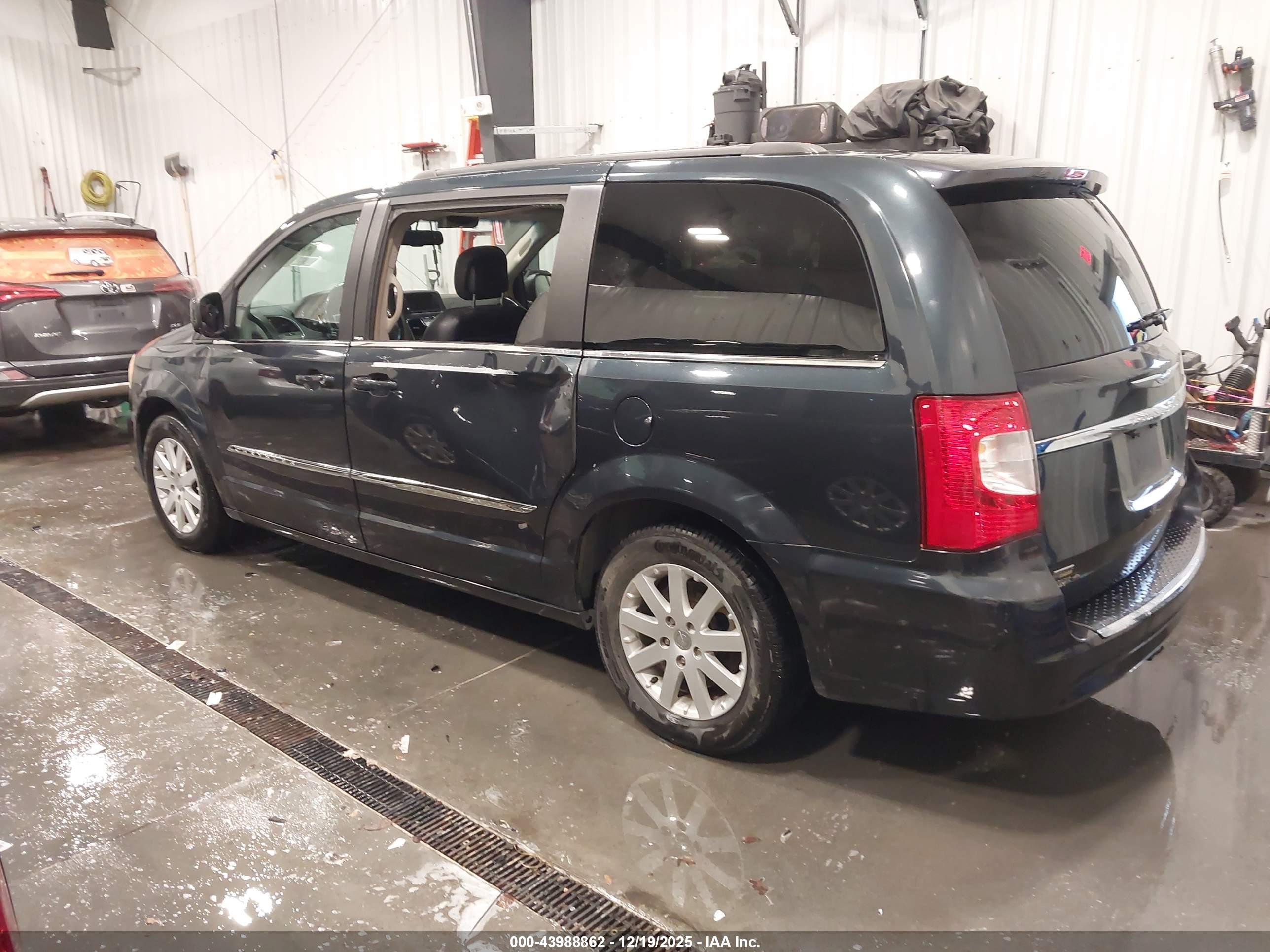 CHRYSLER TOWN image 3