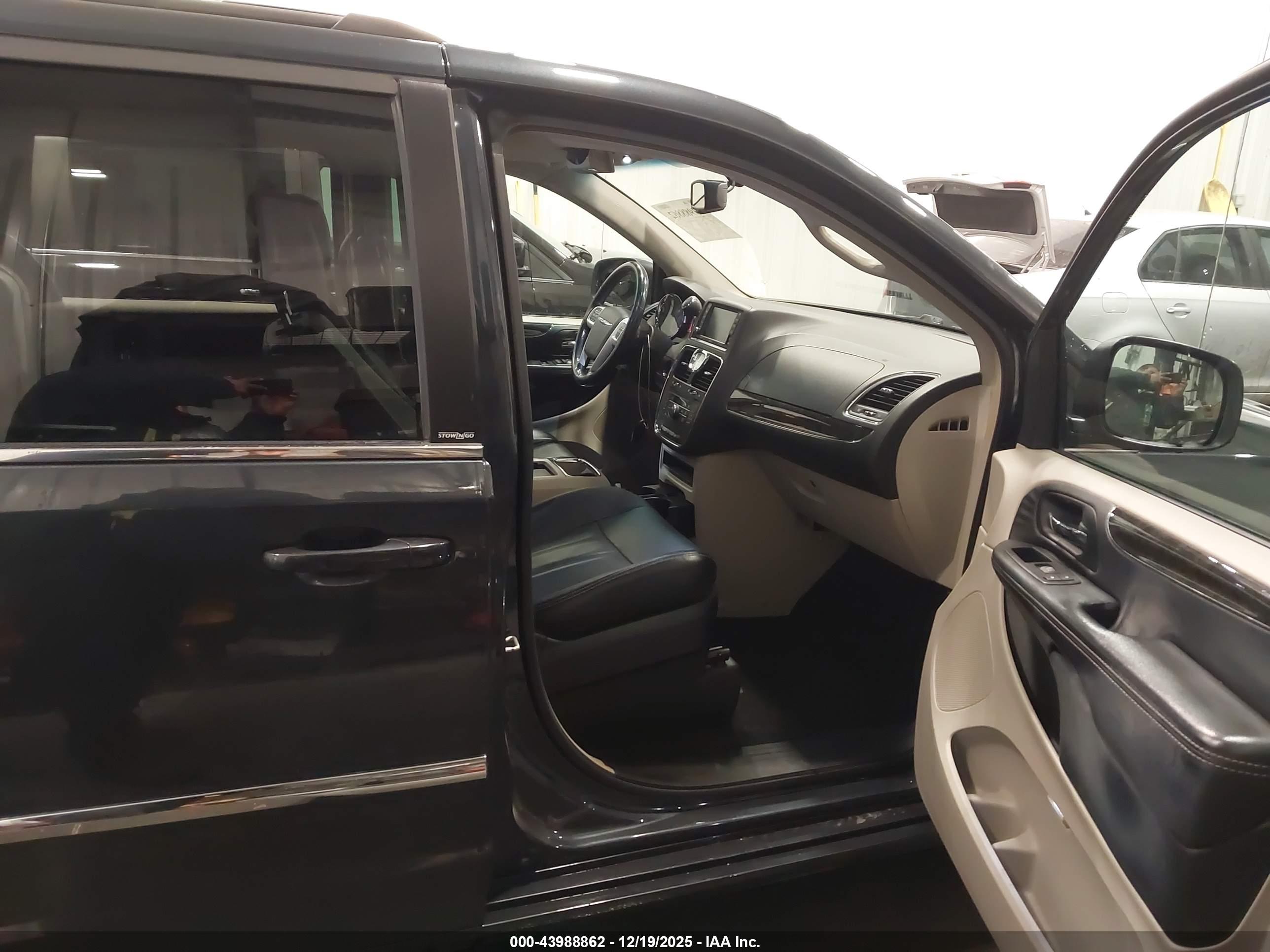 CHRYSLER TOWN image 5