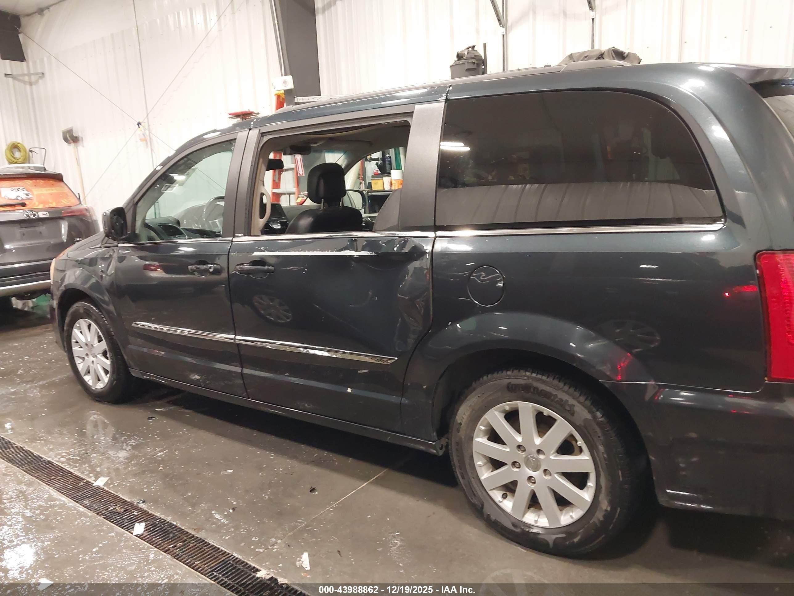 CHRYSLER TOWN image 6