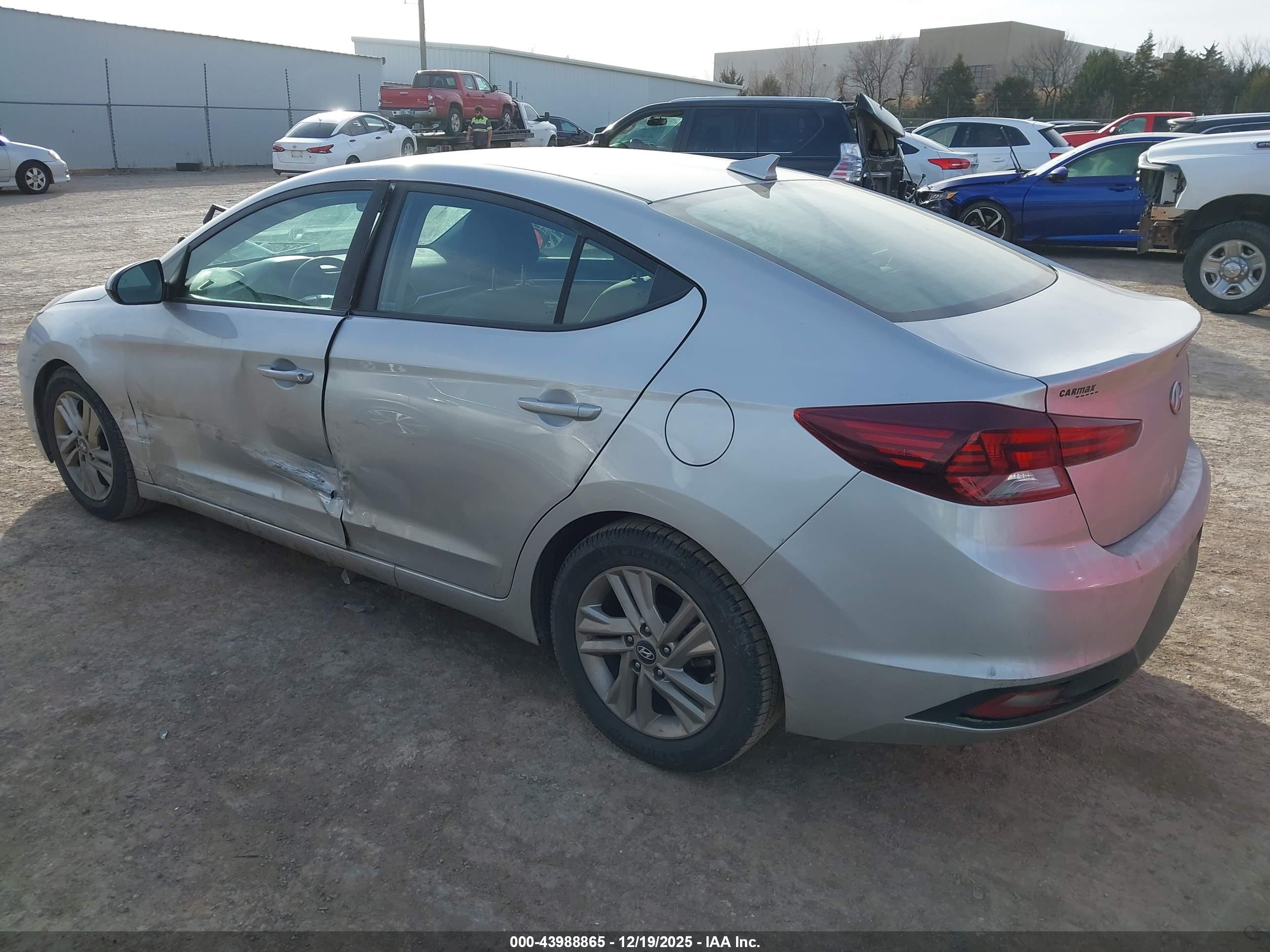 HYUNDAI ELANTRA image 3