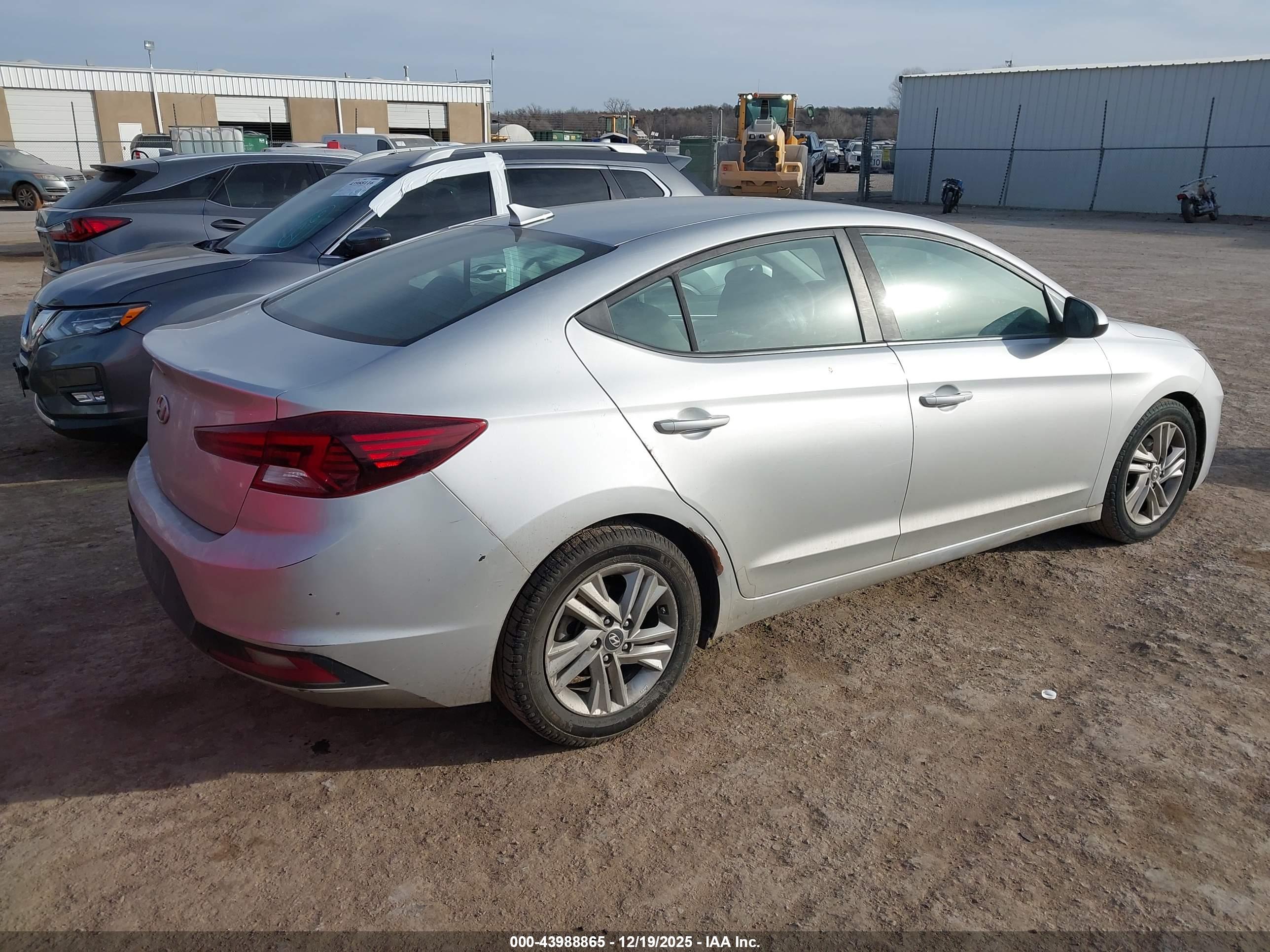 HYUNDAI ELANTRA image 4