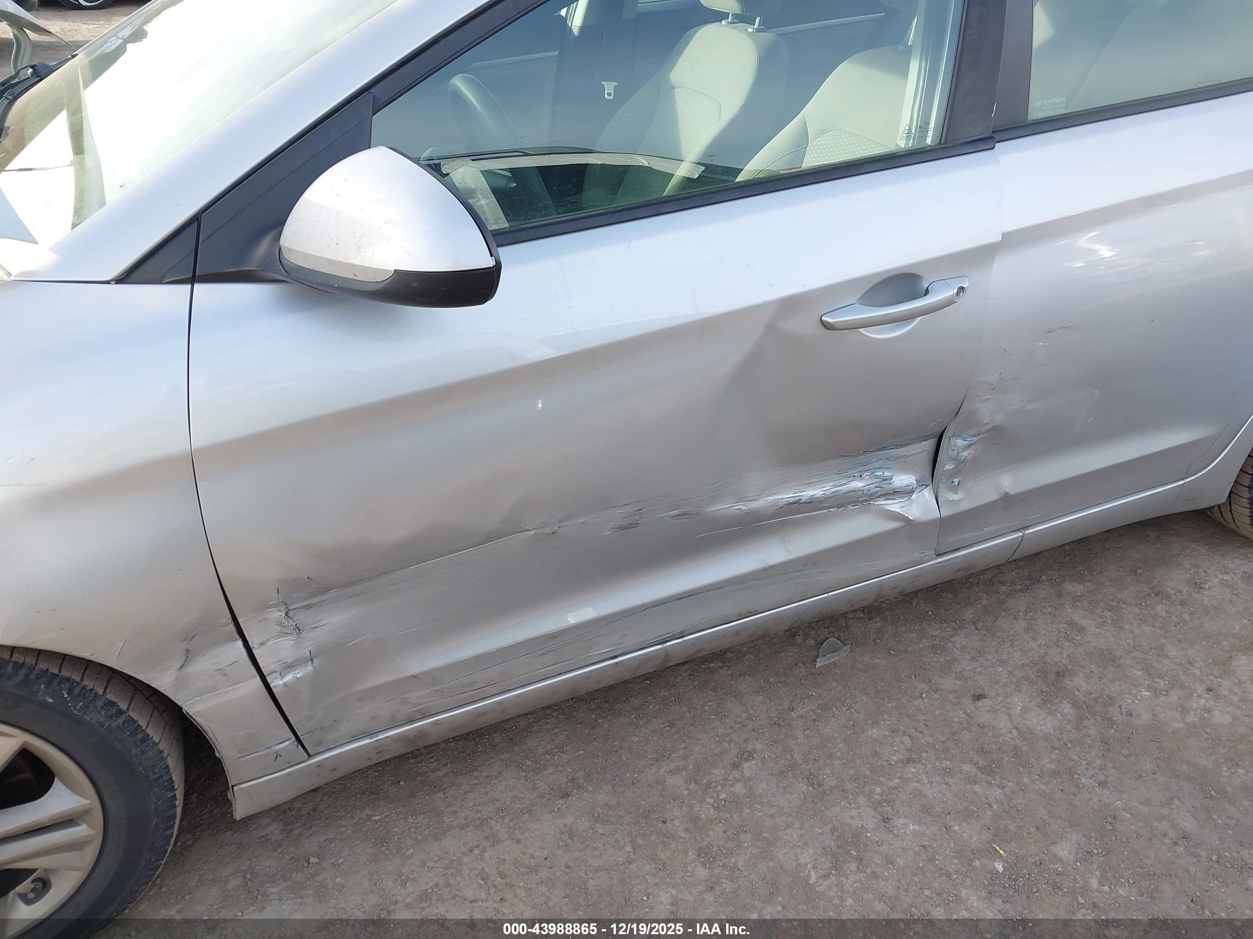 HYUNDAI ELANTRA image 6
