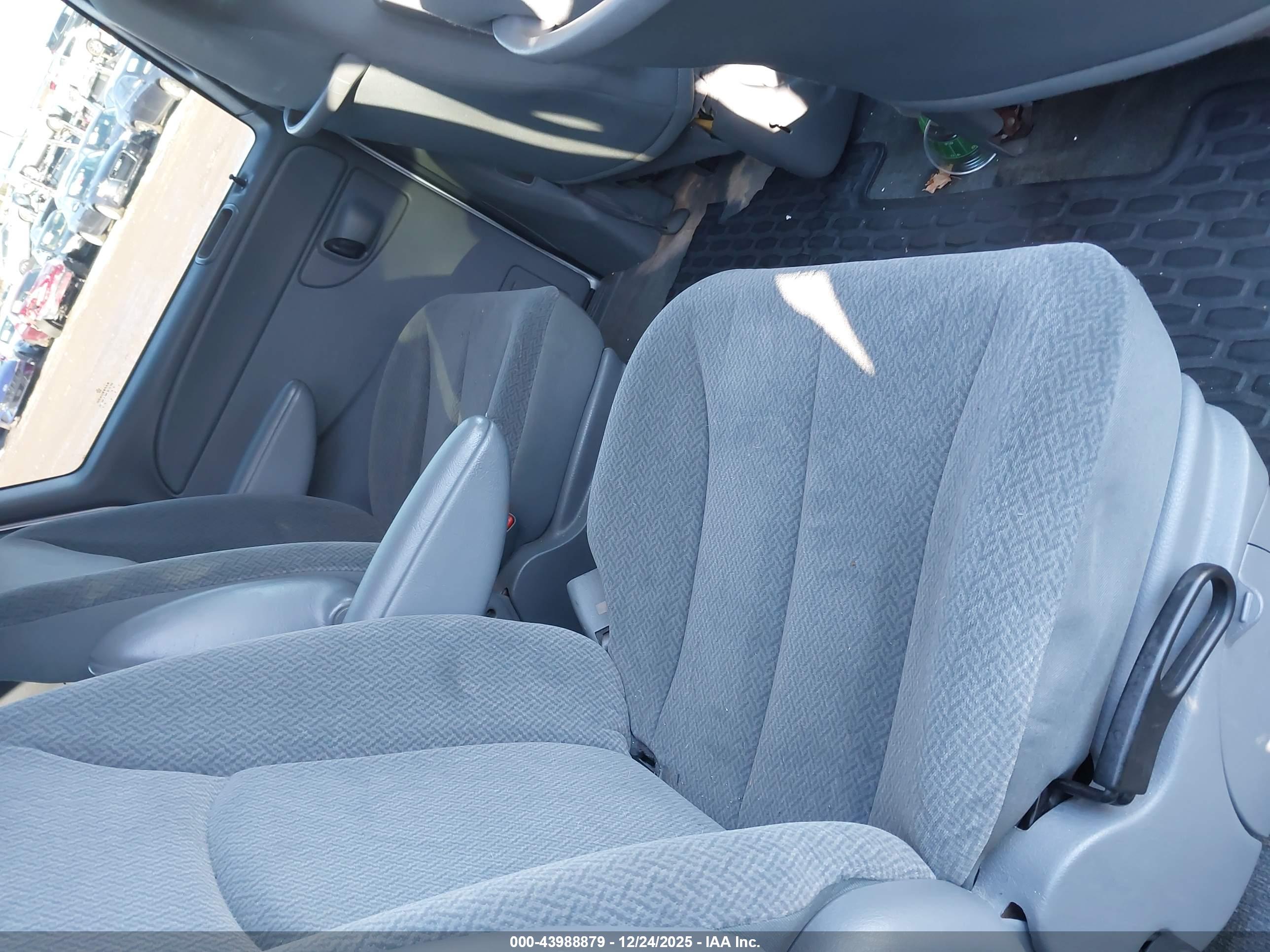 DODGE CARAVAN image 8