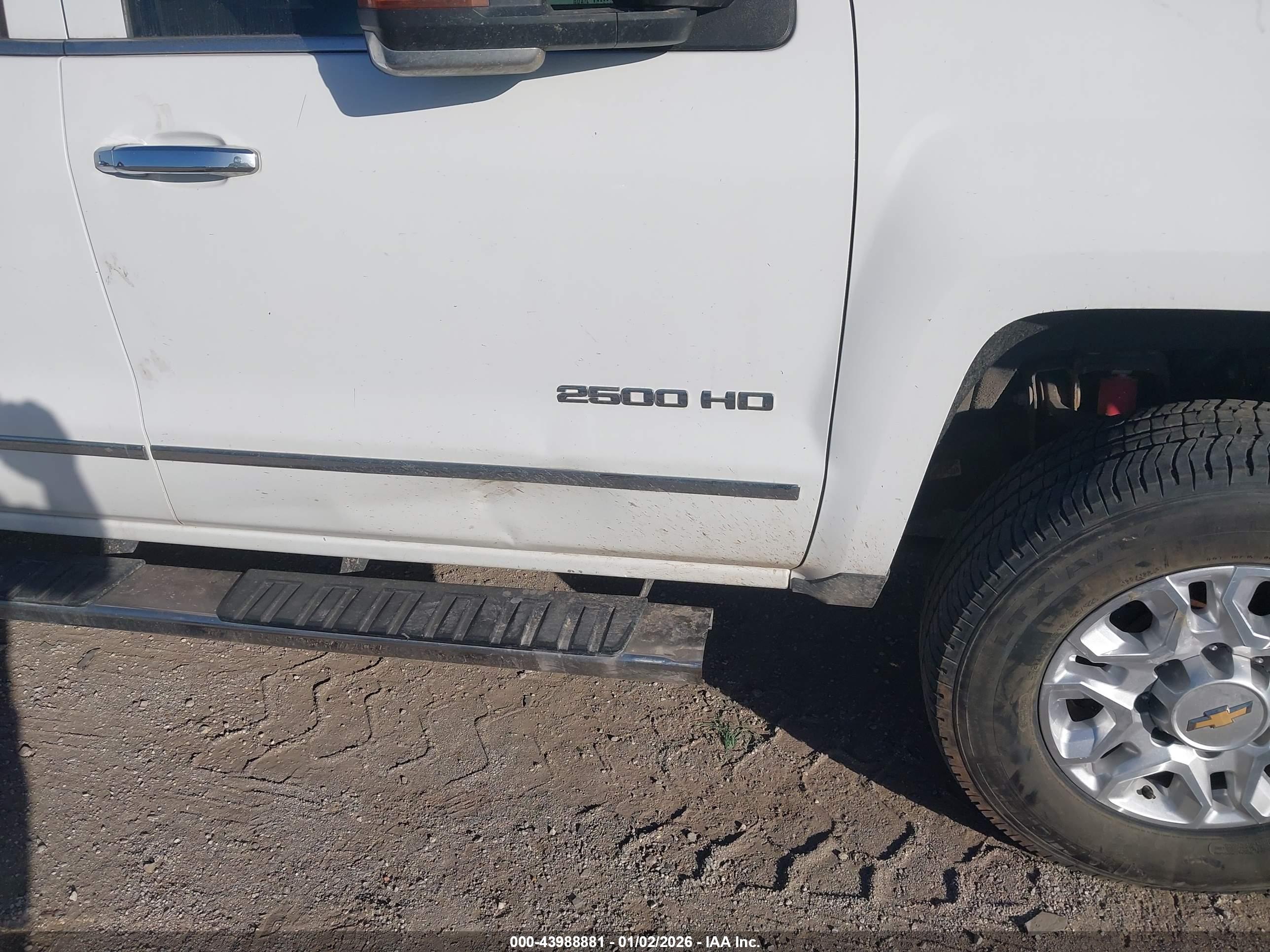CHEVROLET SILVERADO image 6