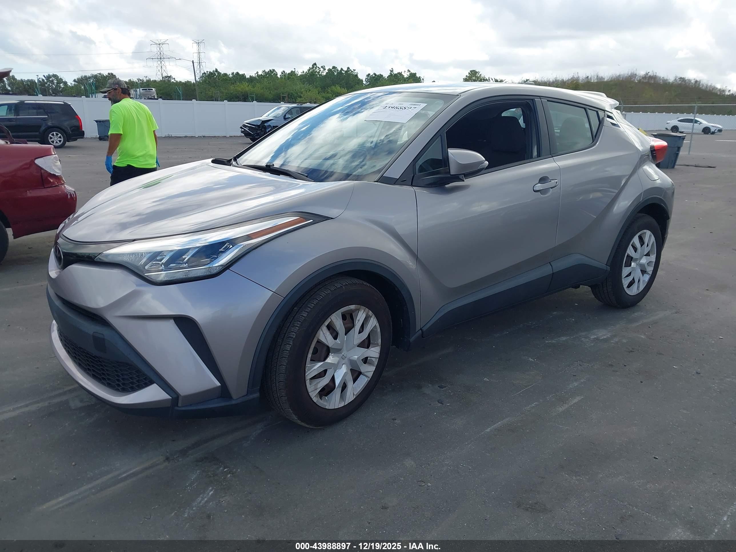 TOYOTA C-HR image 2