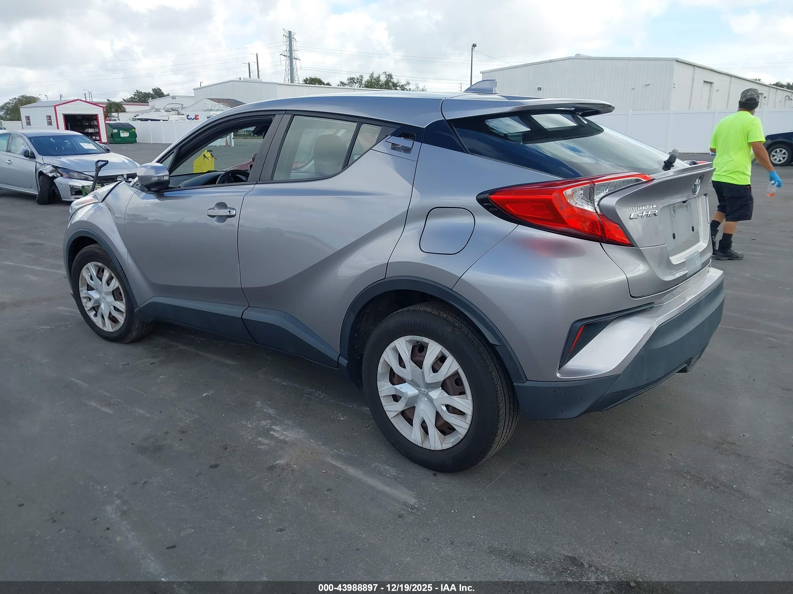 TOYOTA C-HR image 3