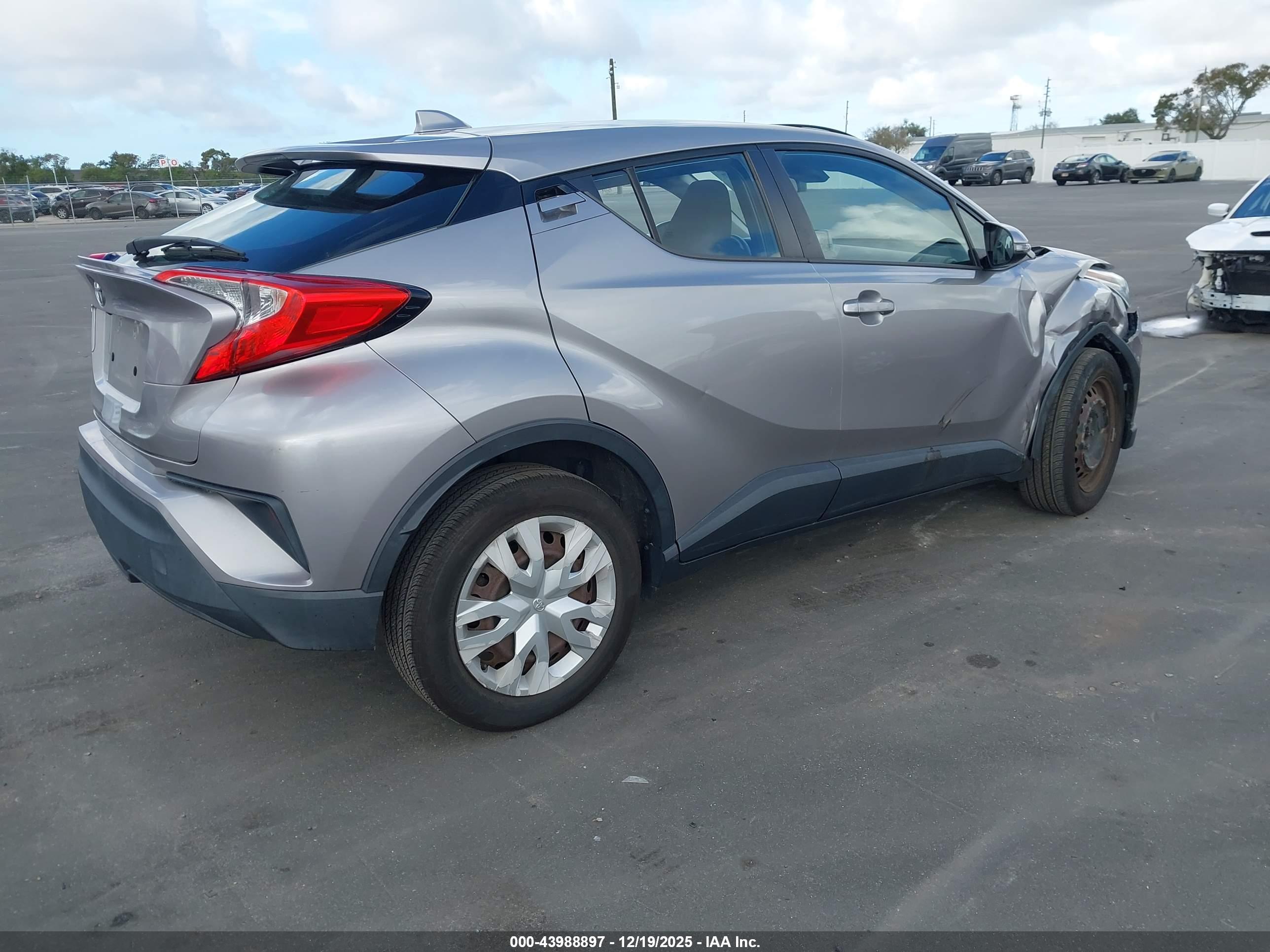 TOYOTA C-HR image 4