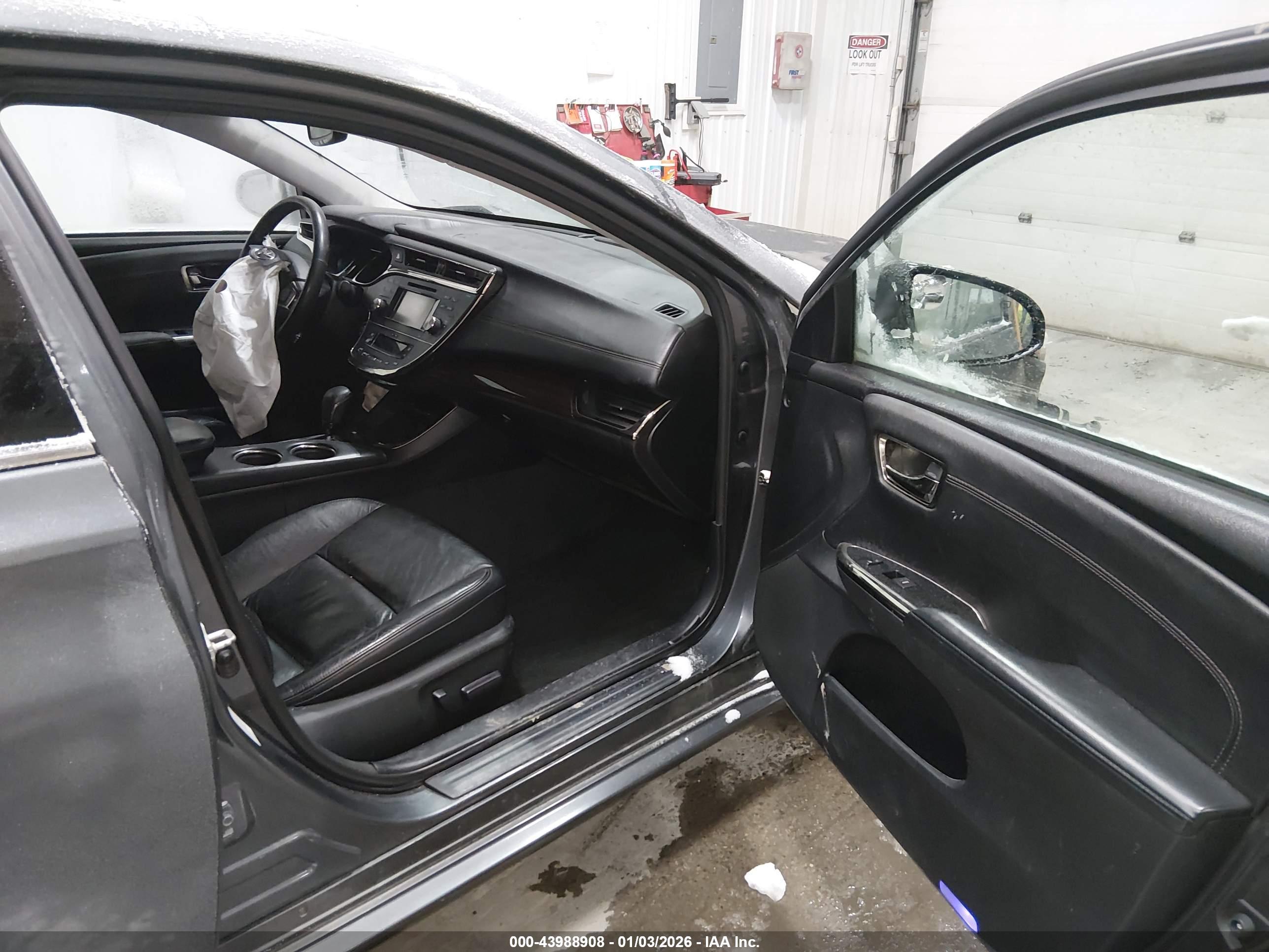 TOYOTA AVALON image 5