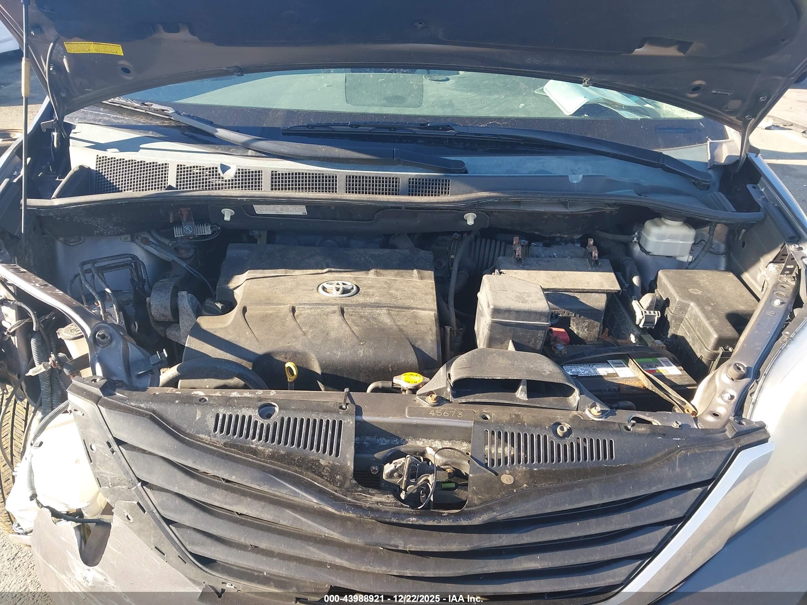 TOYOTA SIENNA image 10