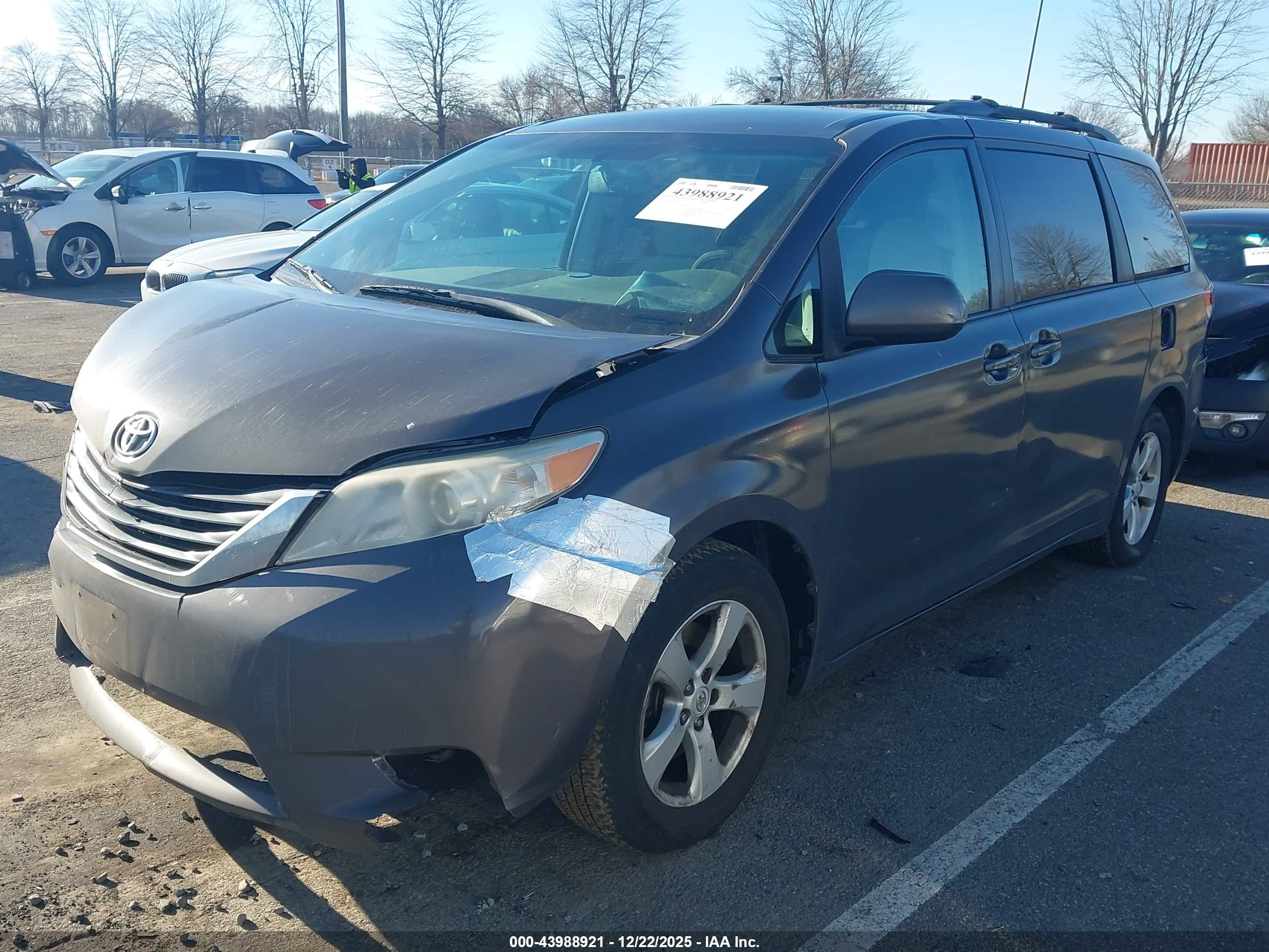 TOYOTA SIENNA image 2