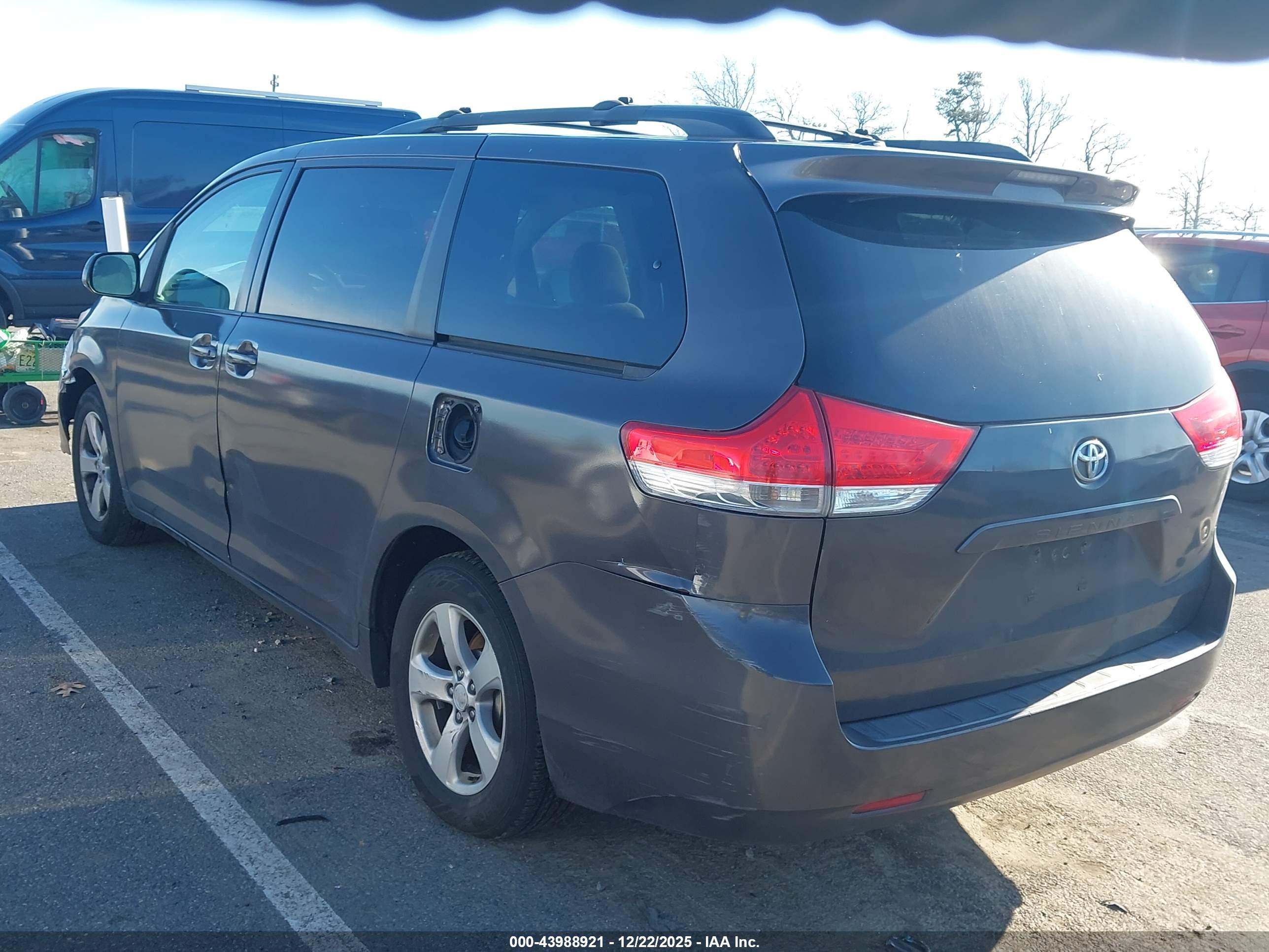 TOYOTA SIENNA image 3