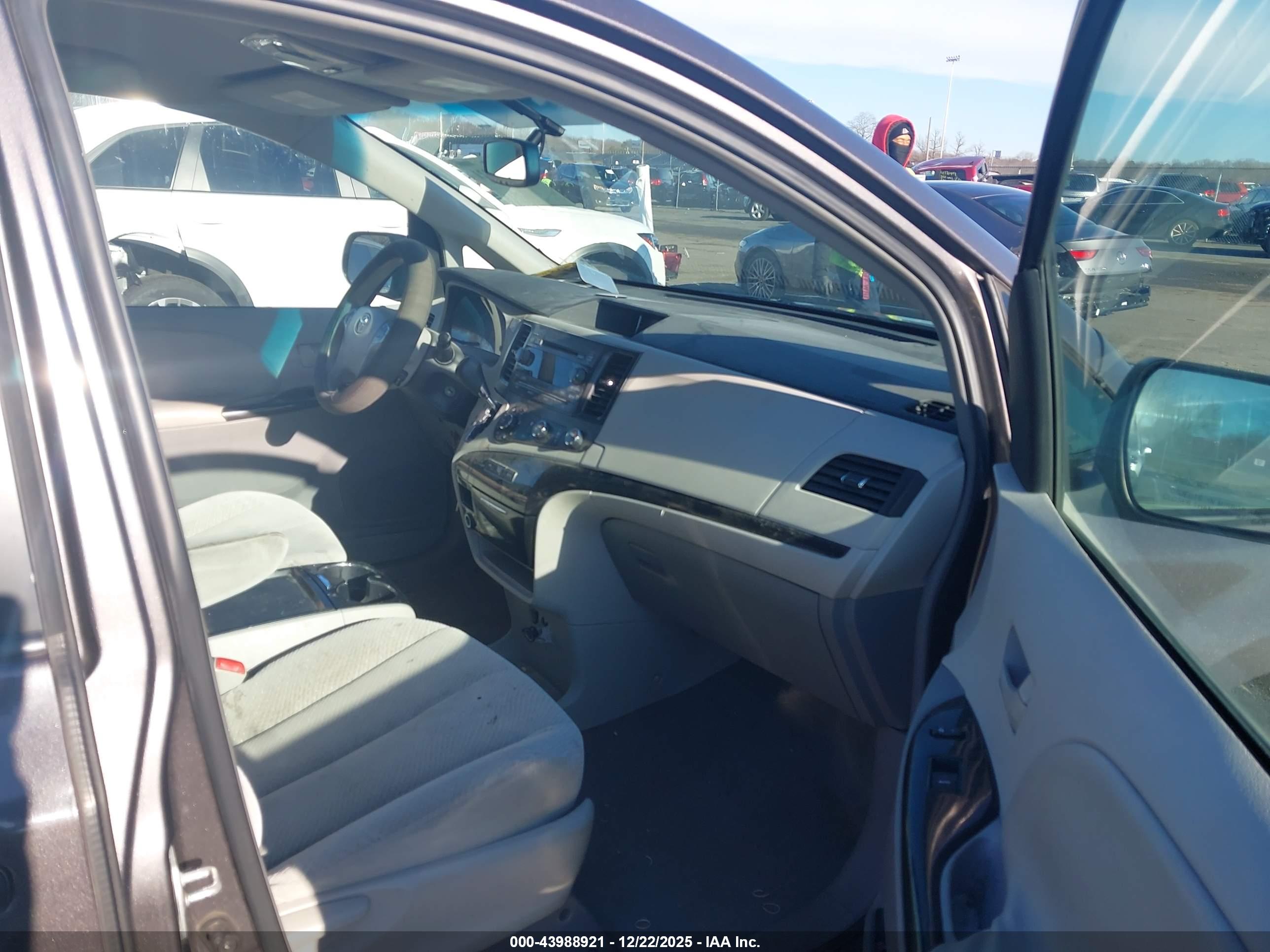 TOYOTA SIENNA image 5