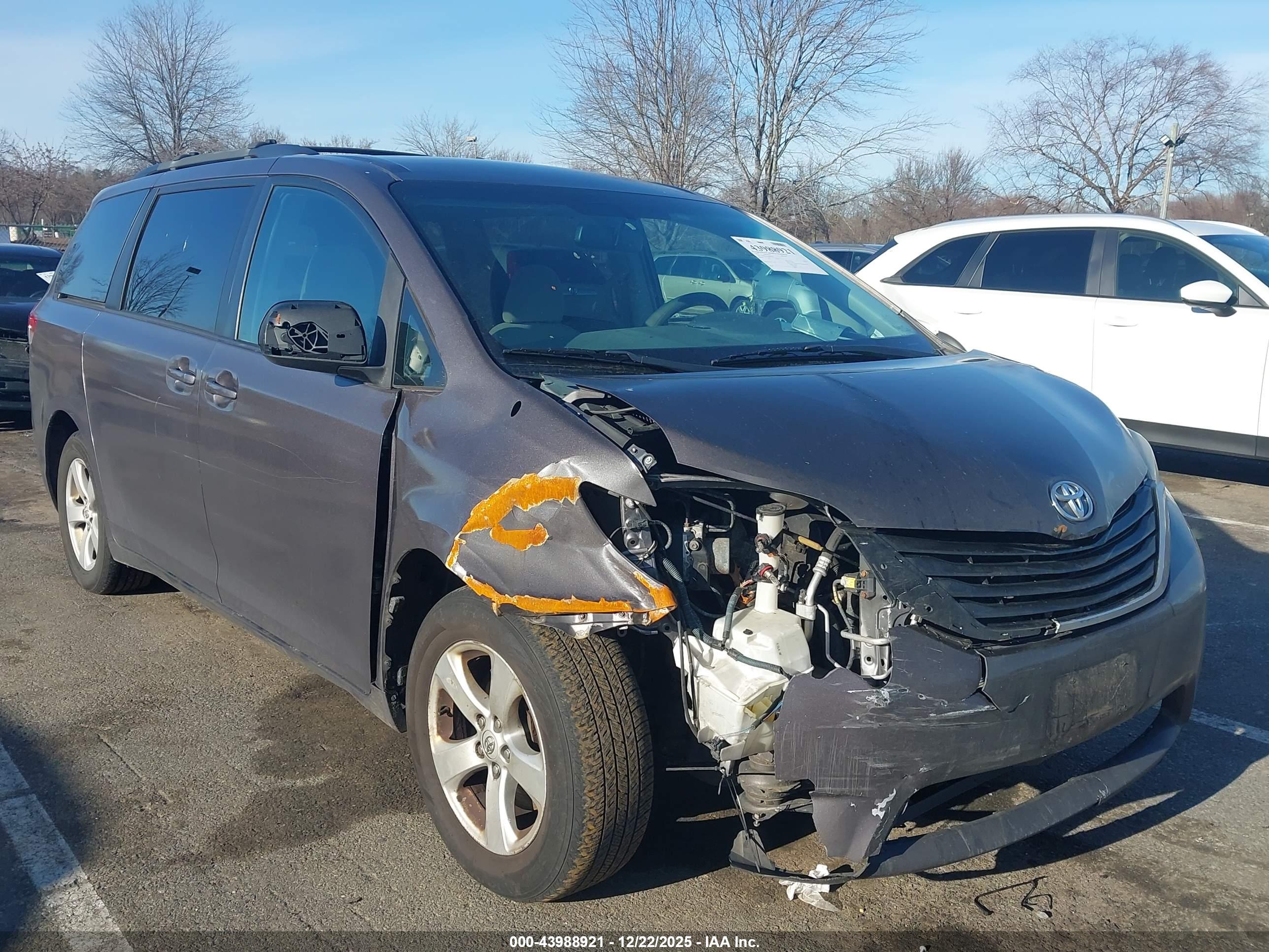 TOYOTA SIENNA image 6
