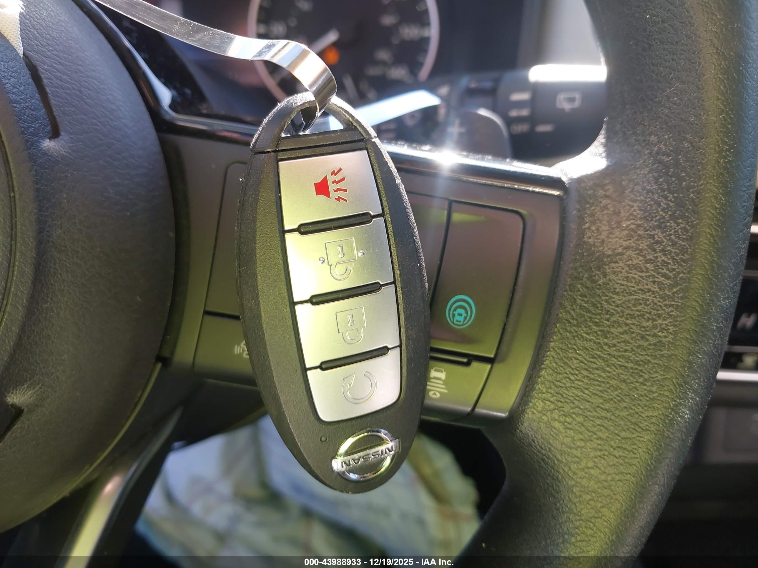 NISSAN ROGUE image 11