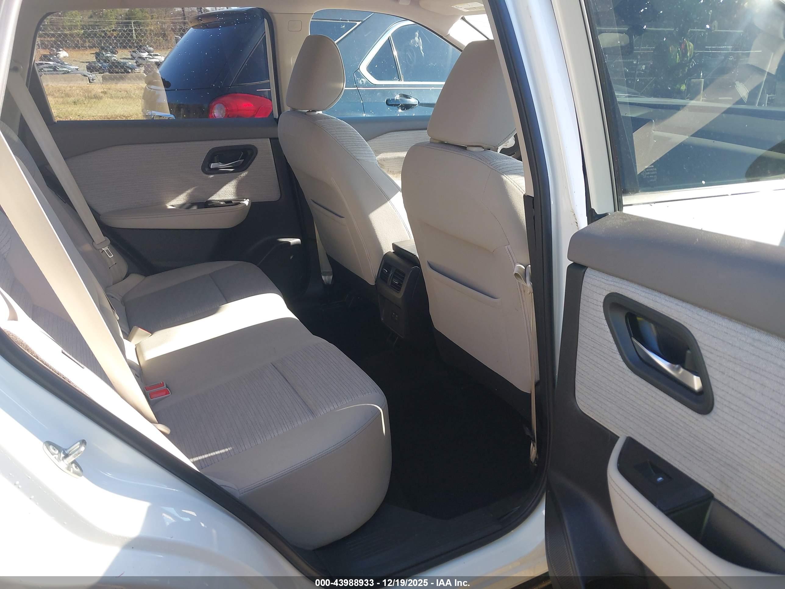NISSAN ROGUE image 8