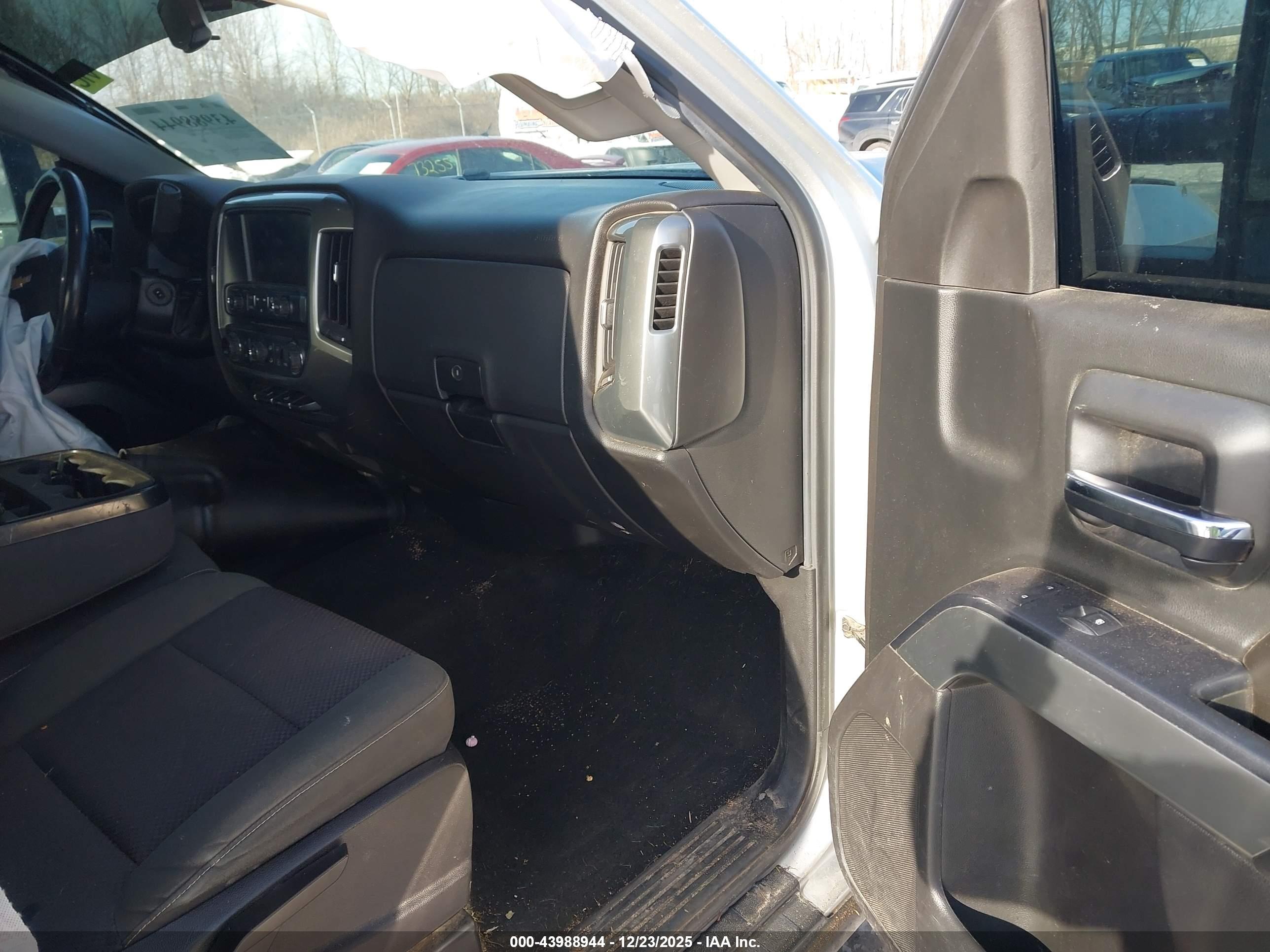 CHEVROLET SILVERADO image 5