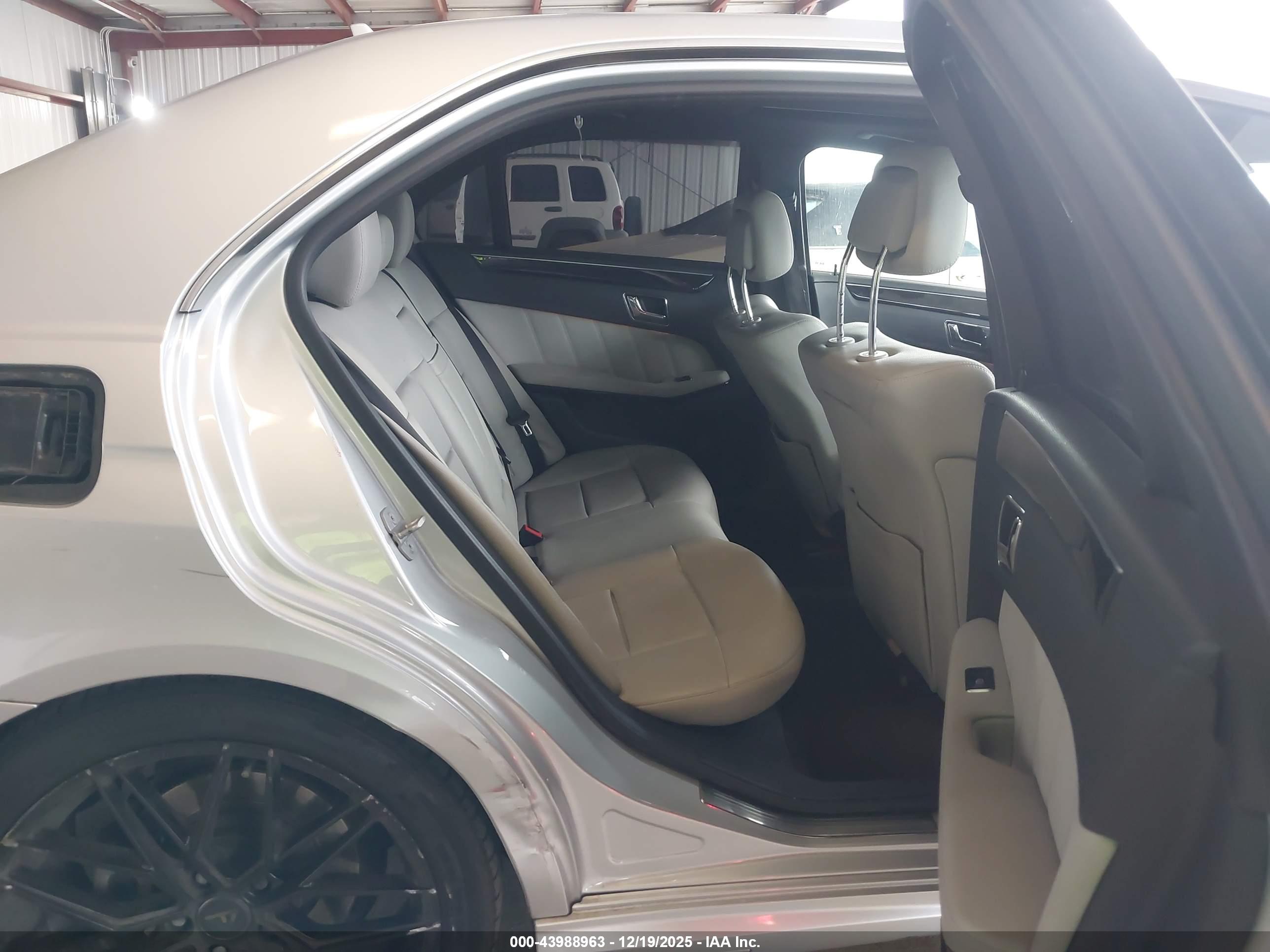 MERCEDES-BENZ E image 8