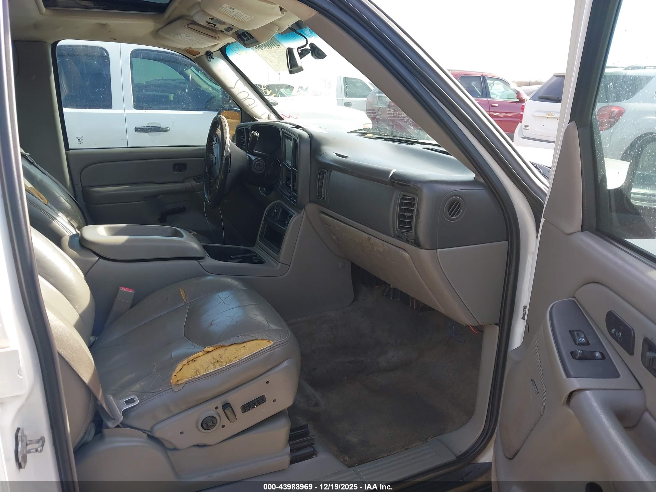 CHEVROLET SUBURBAN image 5