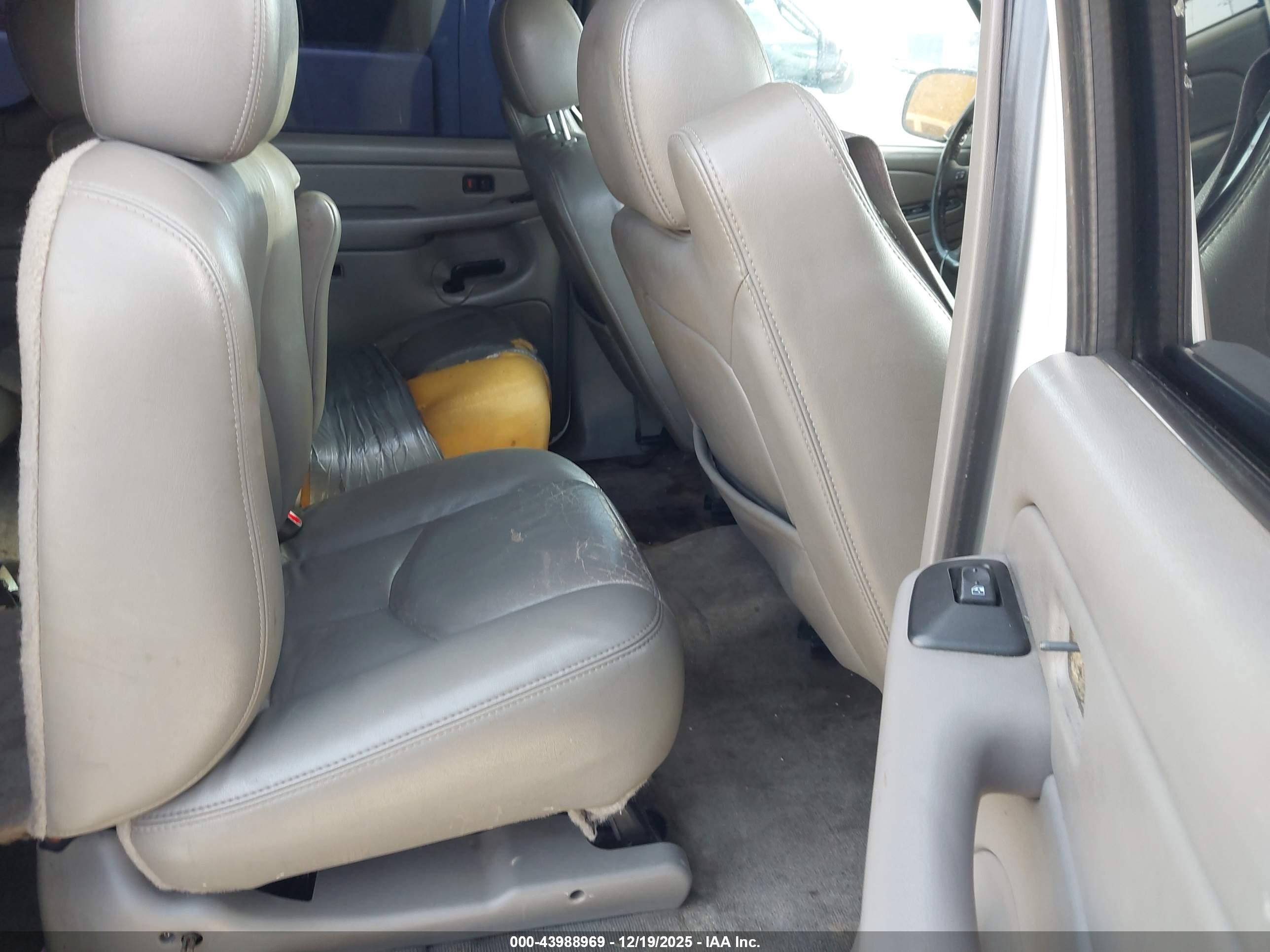 CHEVROLET SUBURBAN image 8