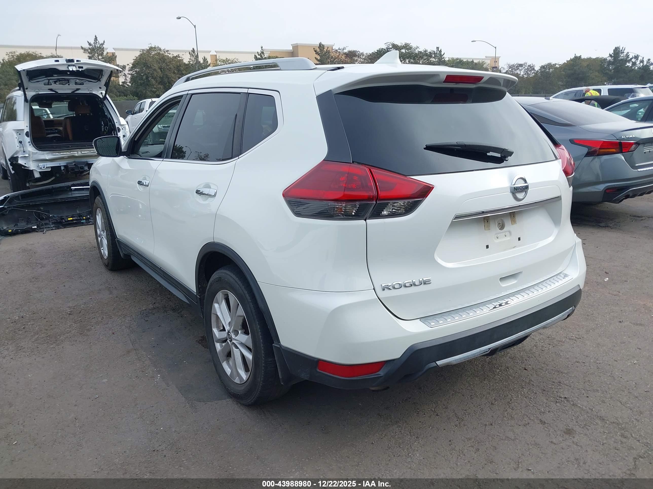 NISSAN ROGUE image 3