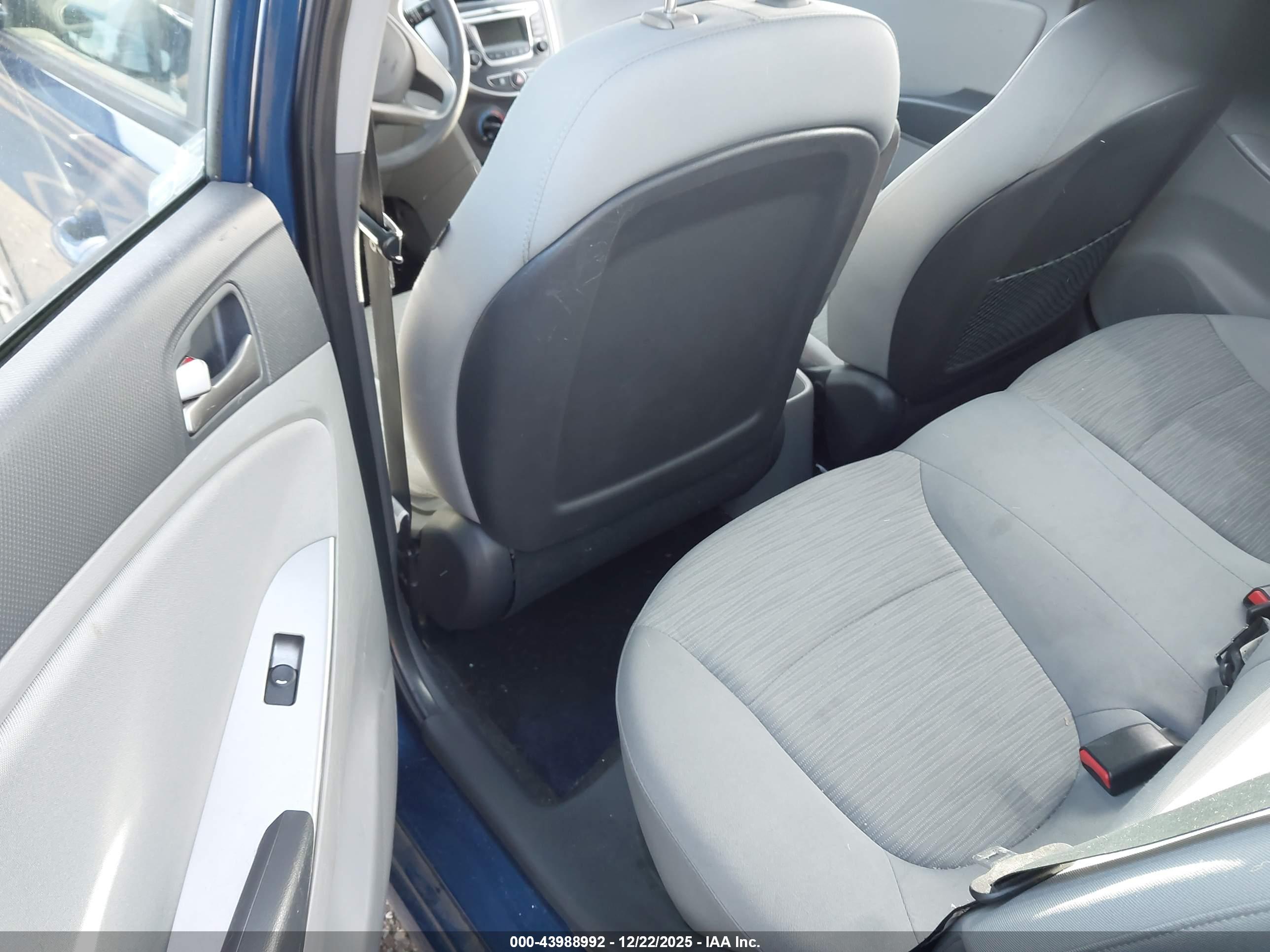 HYUNDAI ACCENT image 8