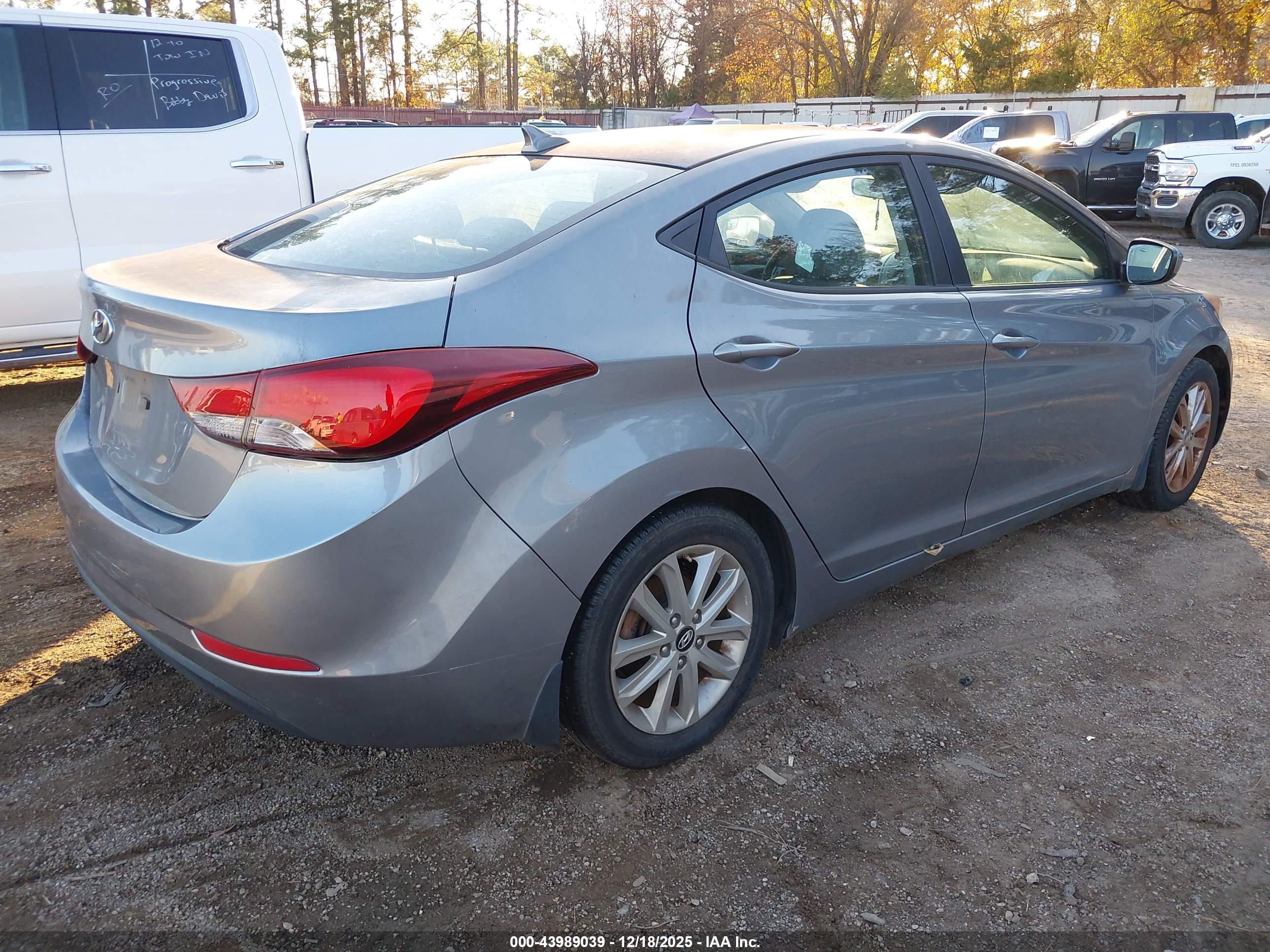 HYUNDAI ELANTRA image 4