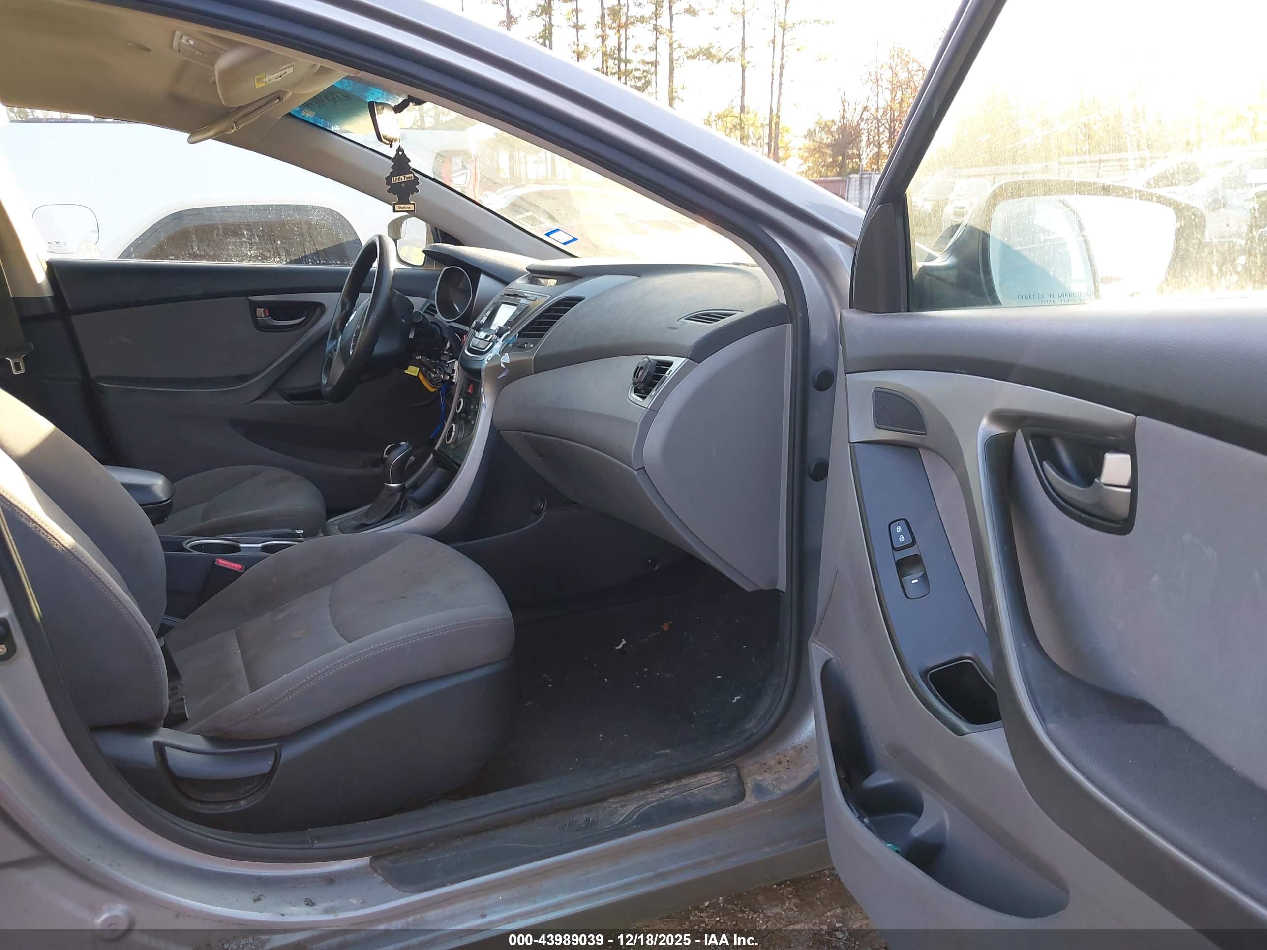 HYUNDAI ELANTRA image 5