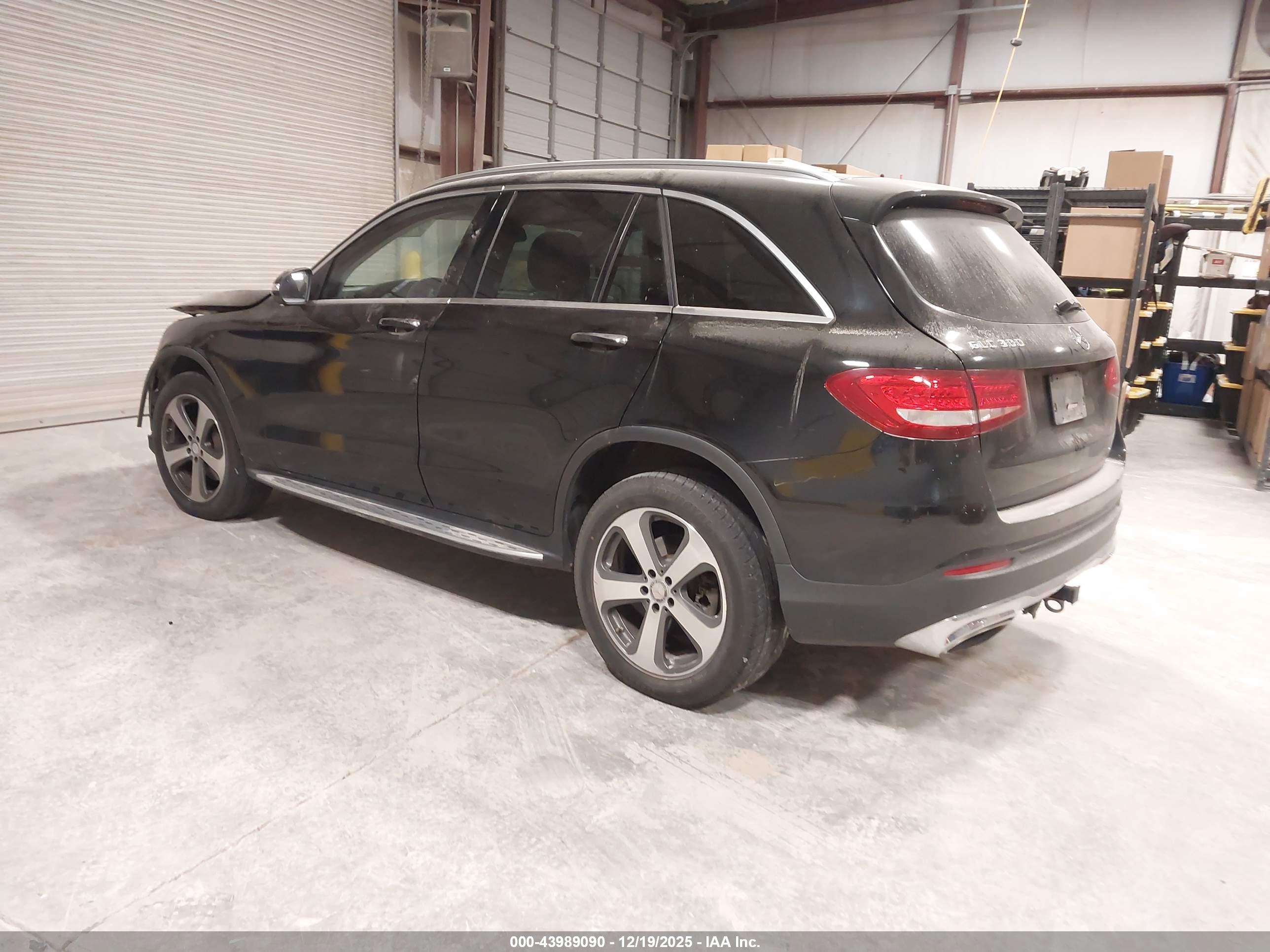 MERCEDES-BENZ GLC image 3