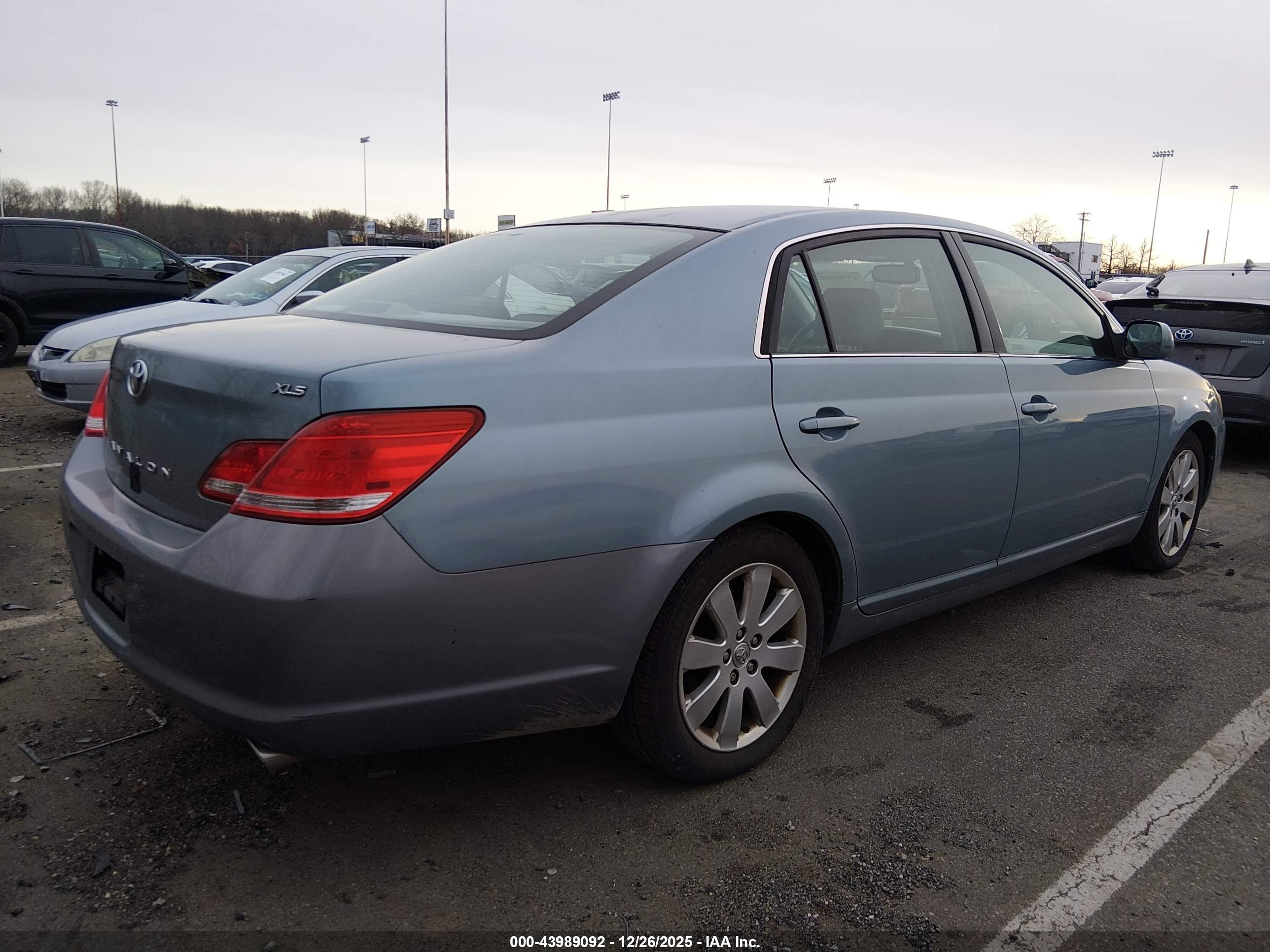 TOYOTA AVALON image 4