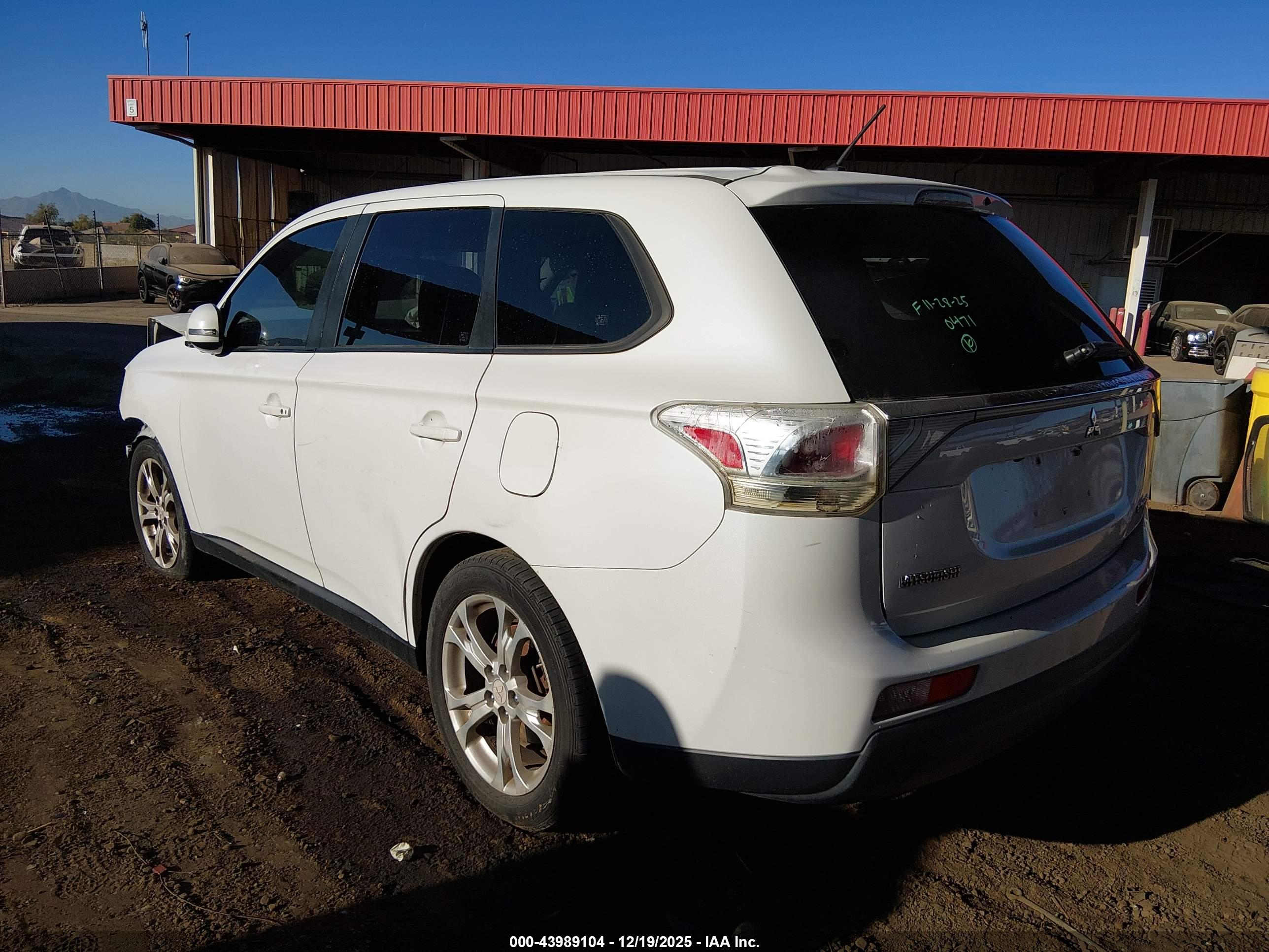 MITSUBISHI OUTLANDER image 3