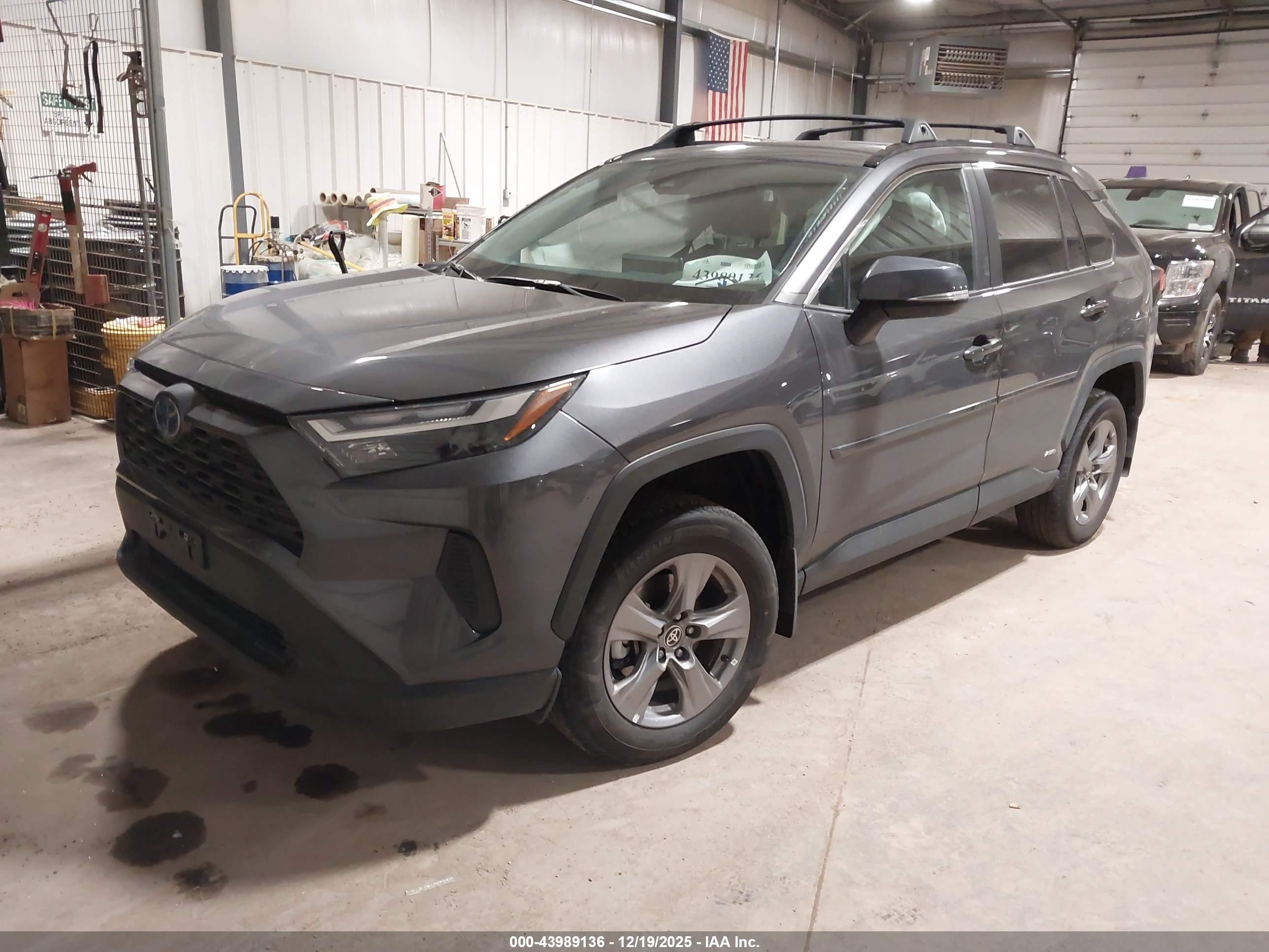 TOYOTA RAV4 image 2