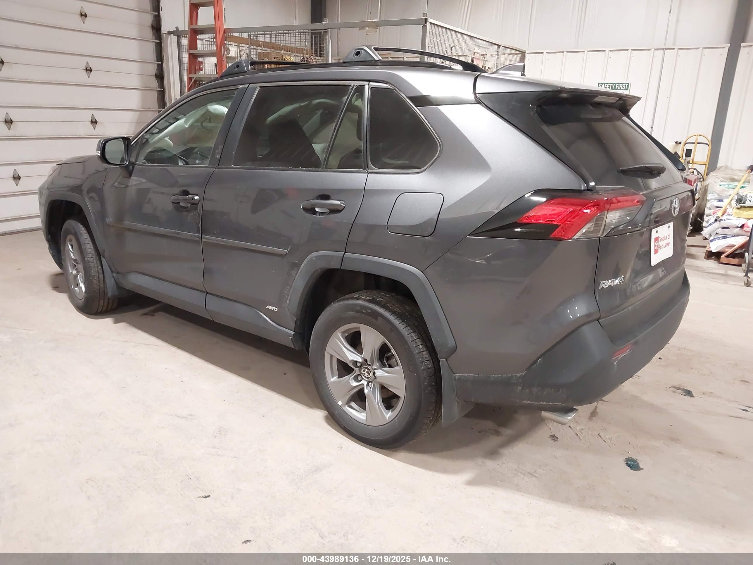 TOYOTA RAV4 image 3