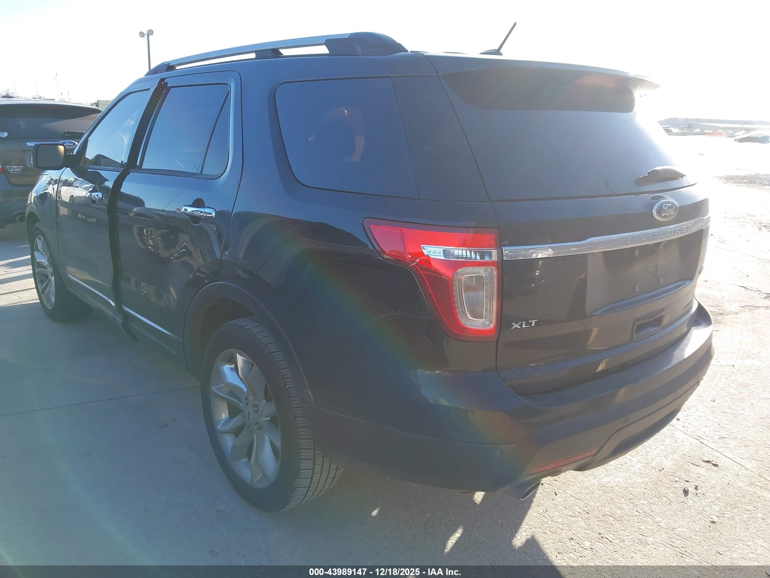 FORD EXPLORER image 3