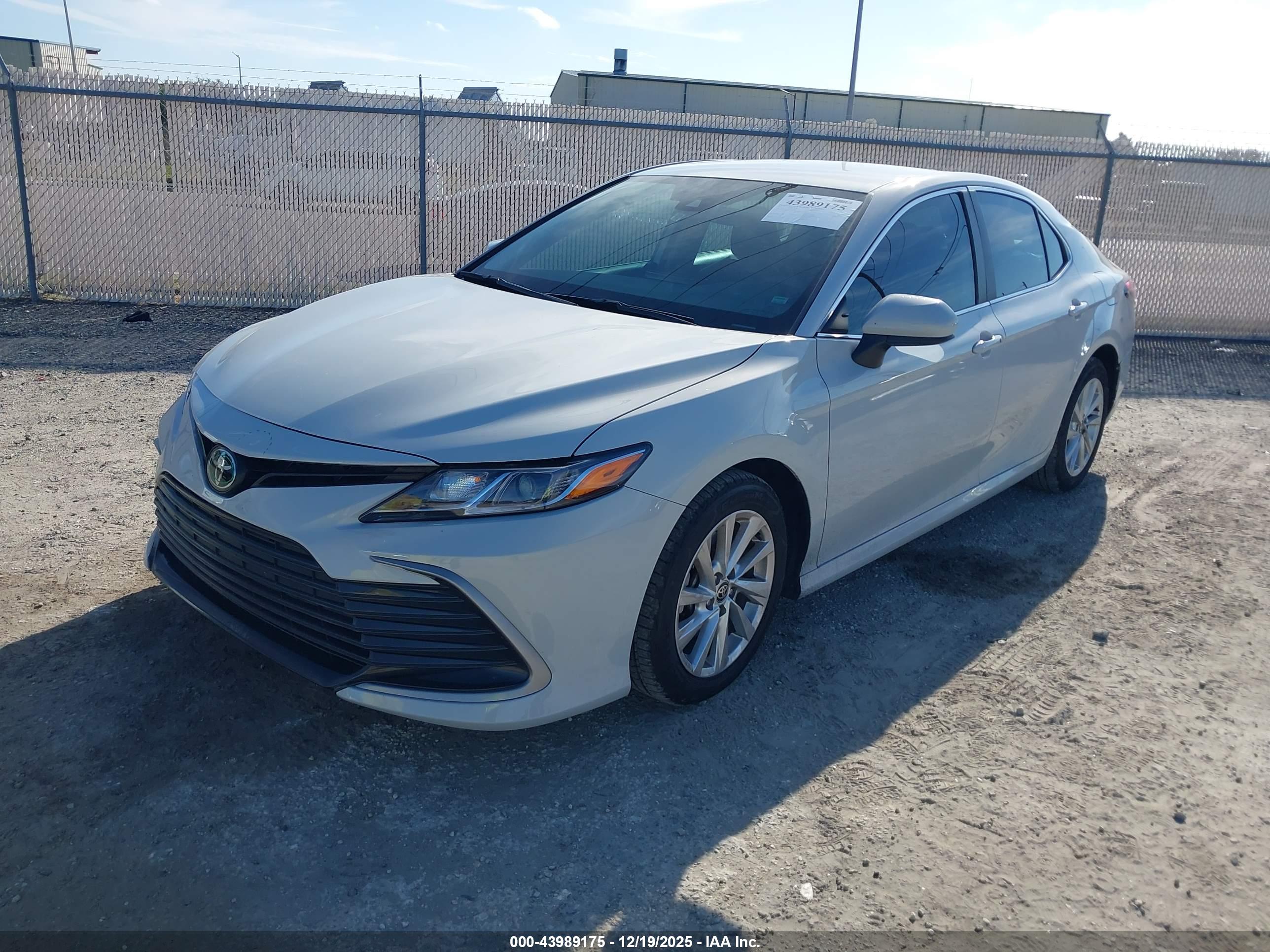 TOYOTA CAMRY image 2