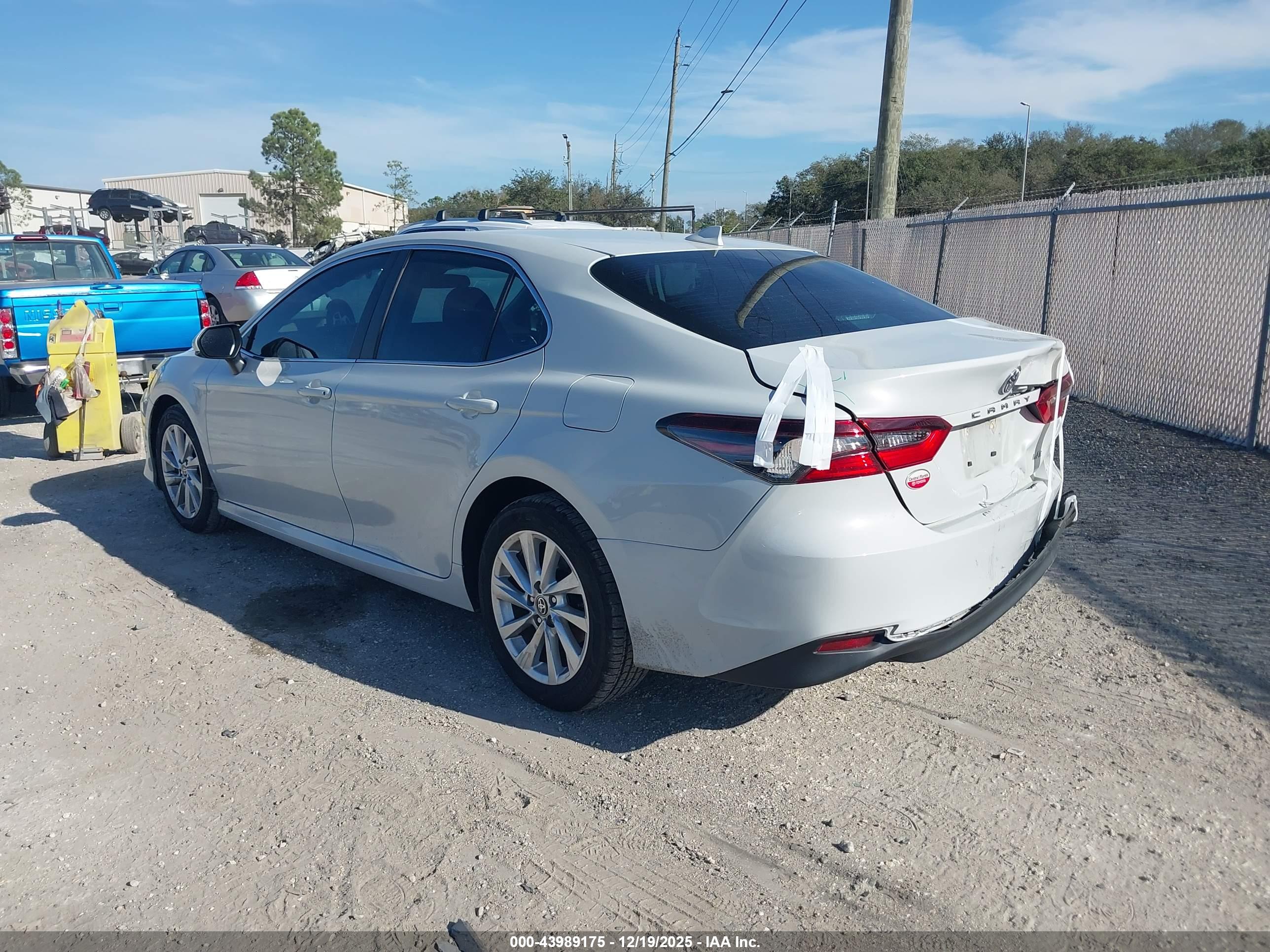 TOYOTA CAMRY image 3