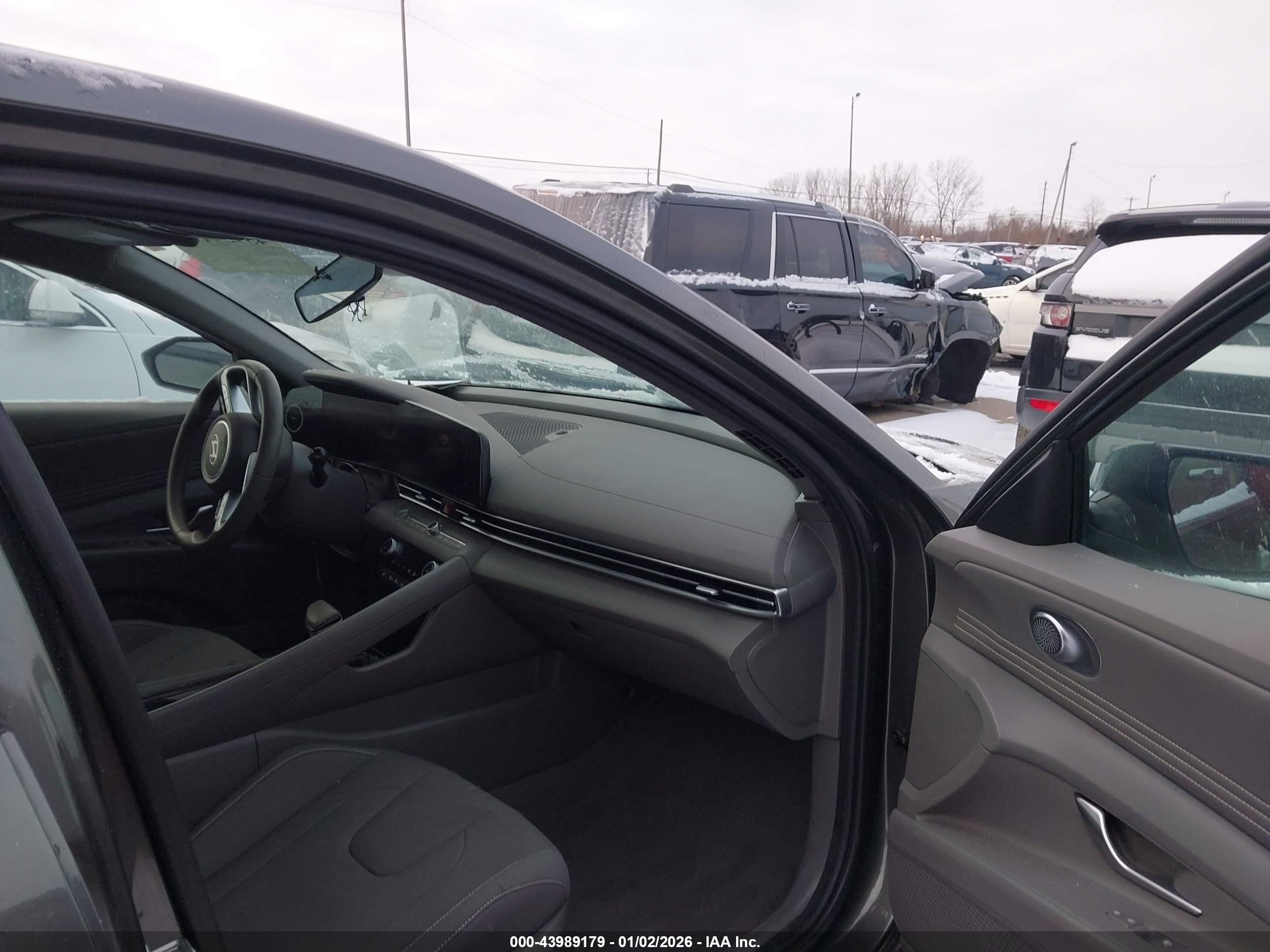 HYUNDAI ELANTRA image 5
