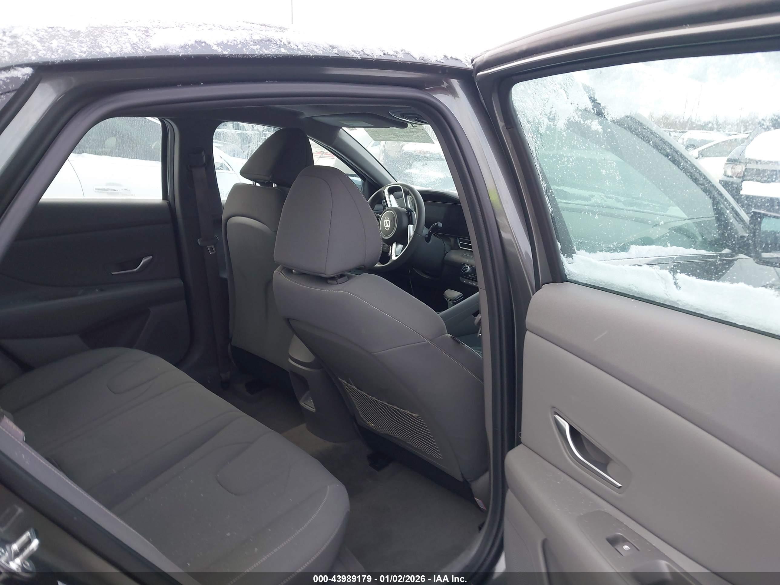 HYUNDAI ELANTRA image 8