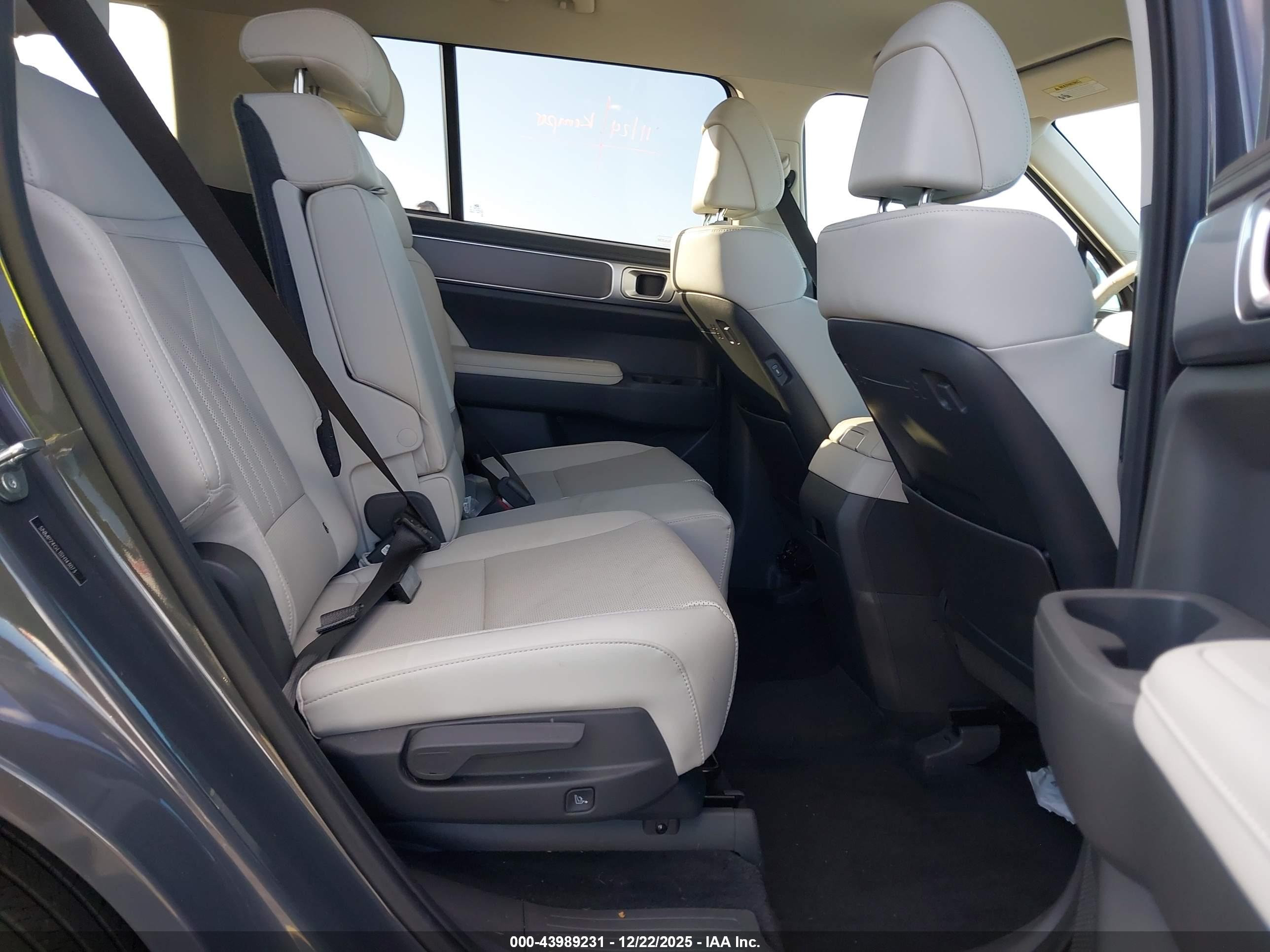 HYUNDAI SANTA image 8