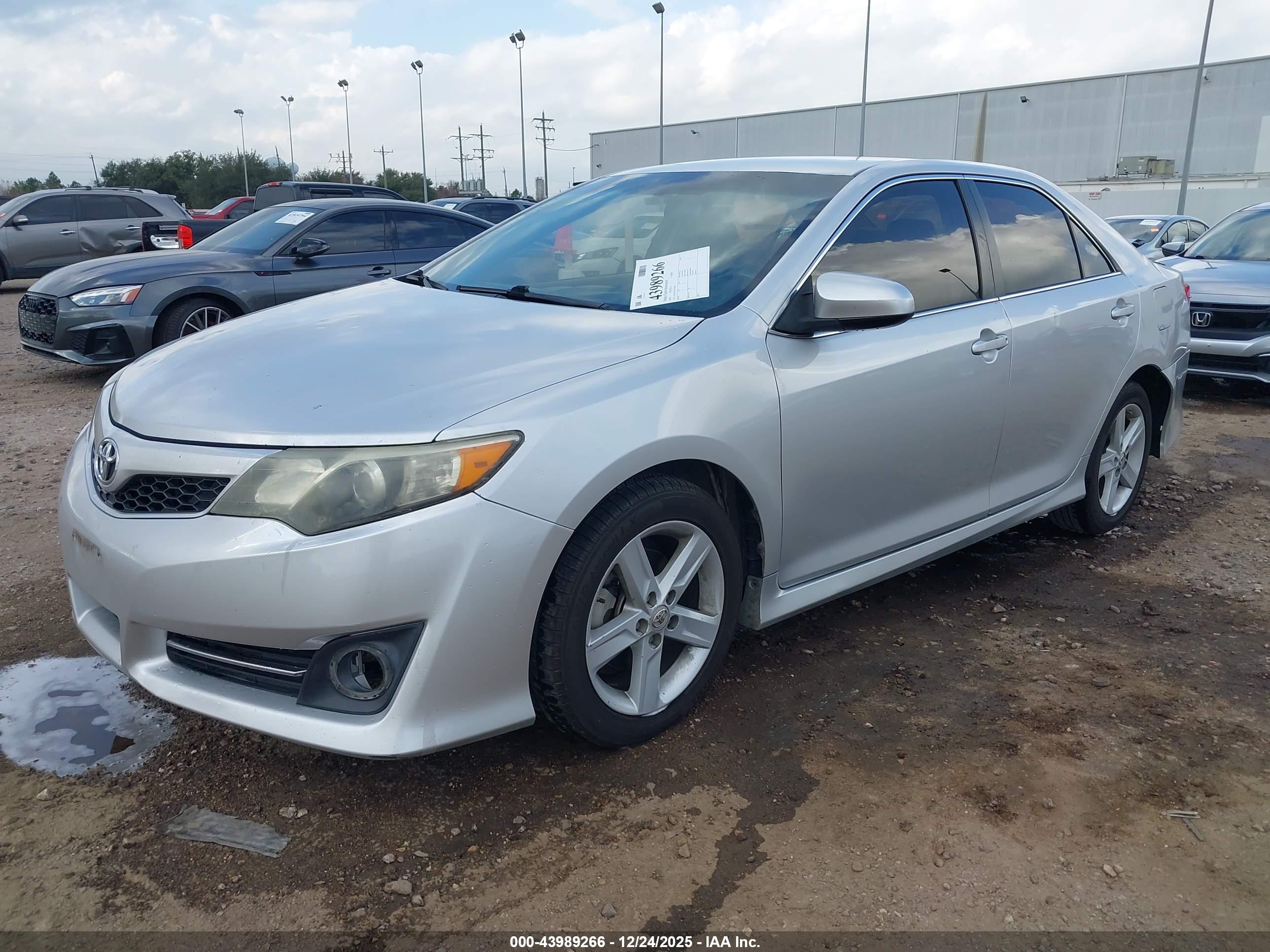 TOYOTA CAMRY image 2