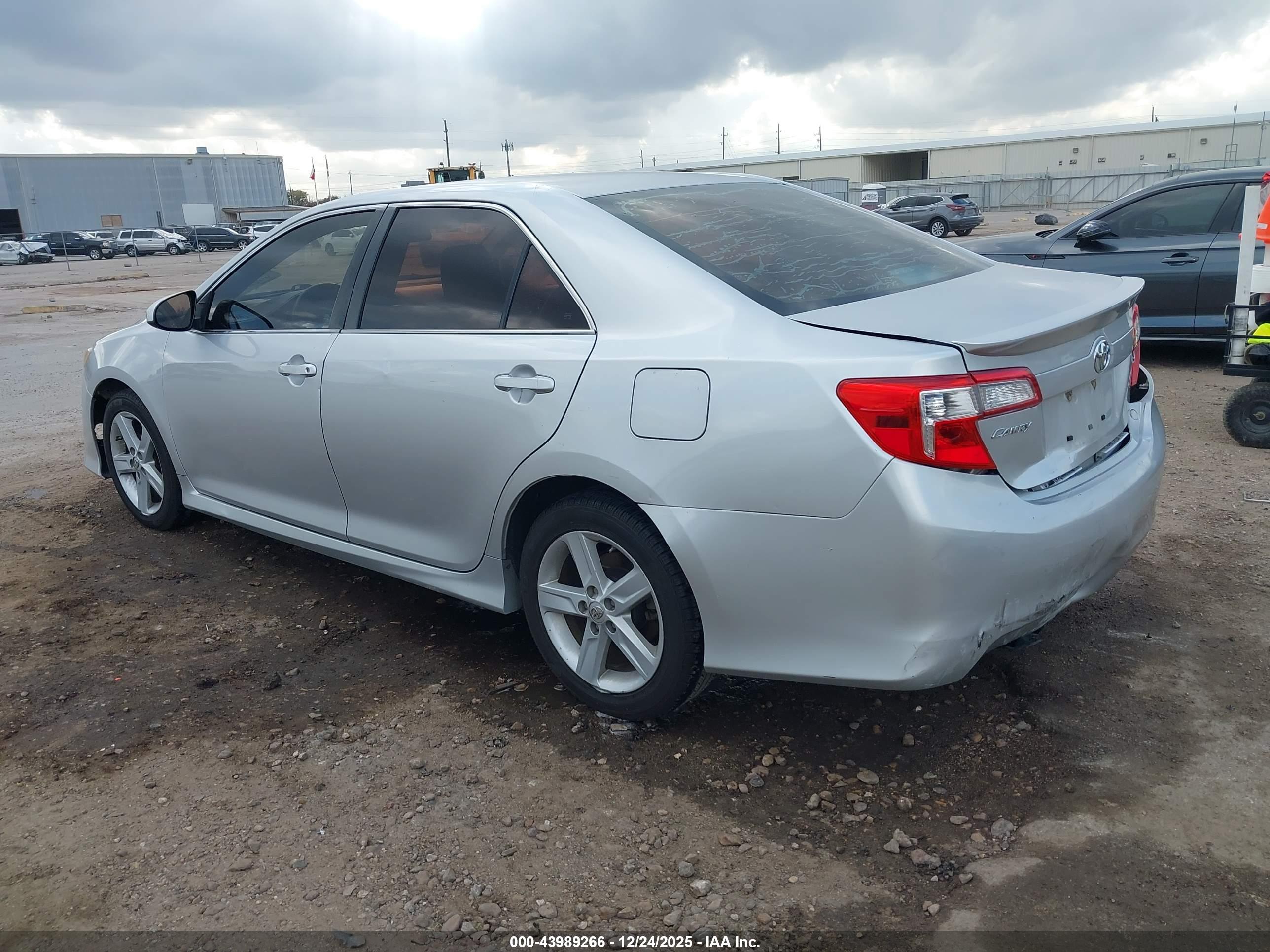 TOYOTA CAMRY image 3