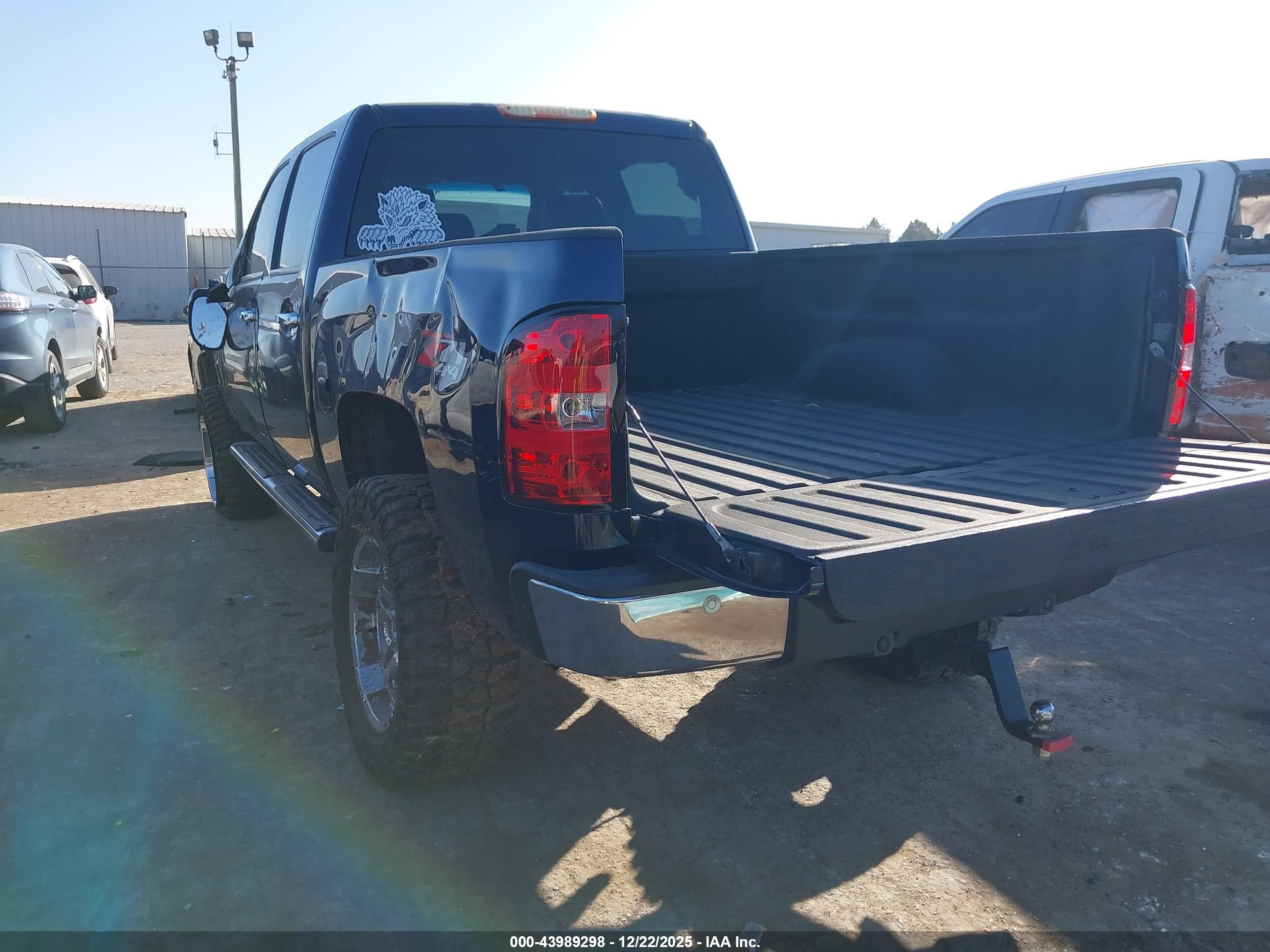 CHEVROLET SILVERADO image 3