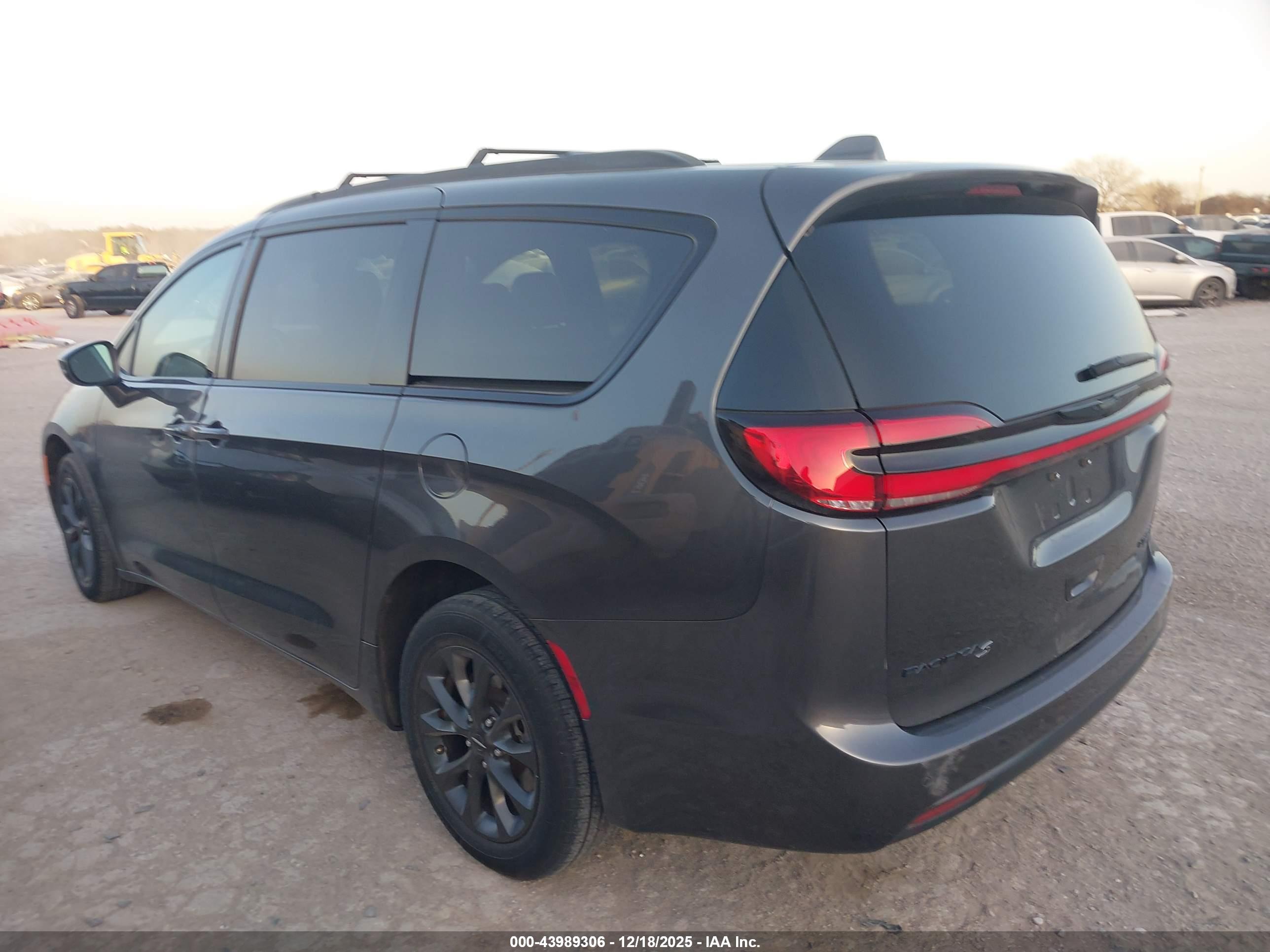 CHRYSLER PACIFICA image 3