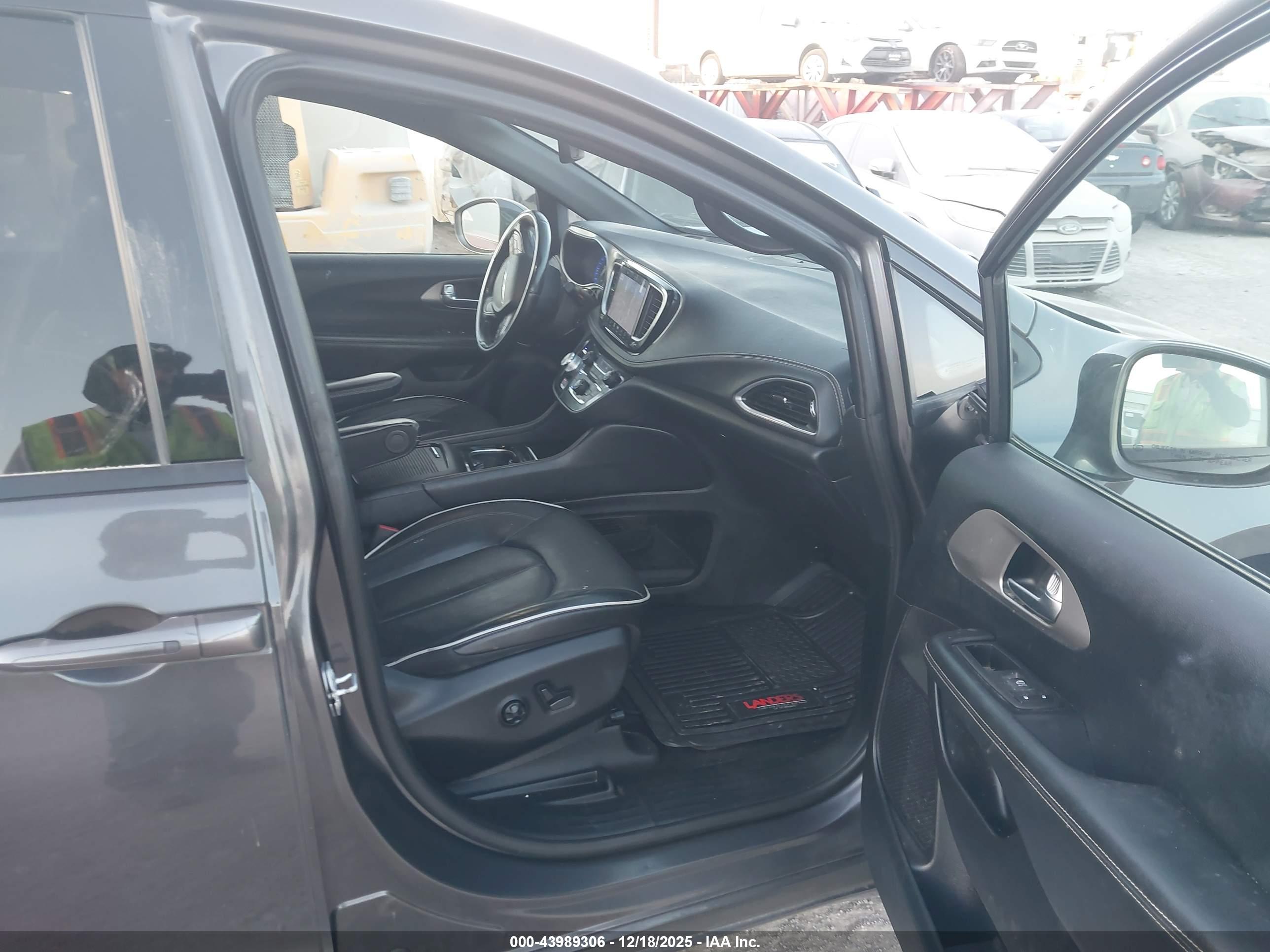 CHRYSLER PACIFICA image 5